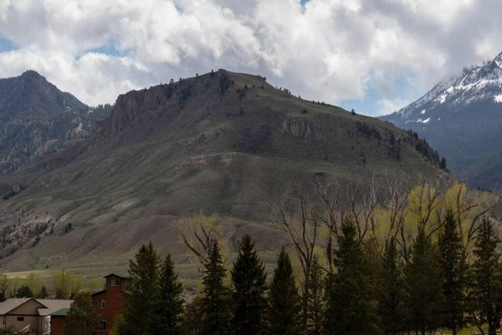 Large home less than 5 miles to Yellowstone North Entrance, Sleeps up to 8