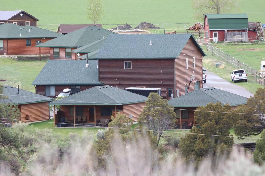 Large home less than 5 miles to Yellowstone North Entrance, Sleeps up to 8