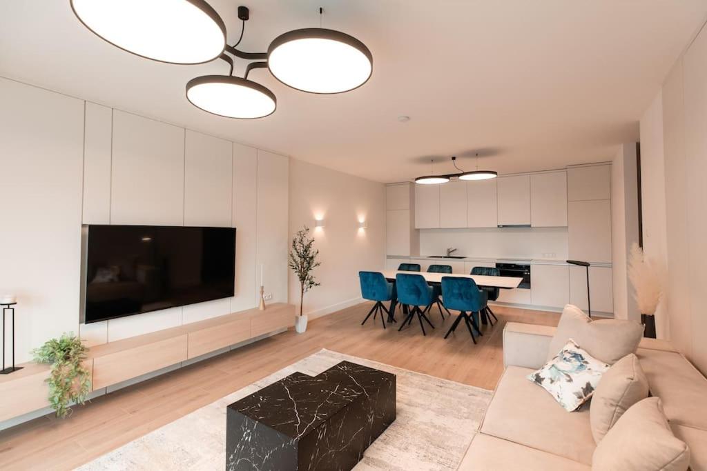 Henry's Appt with a private Suite 413 - Shared kitchen