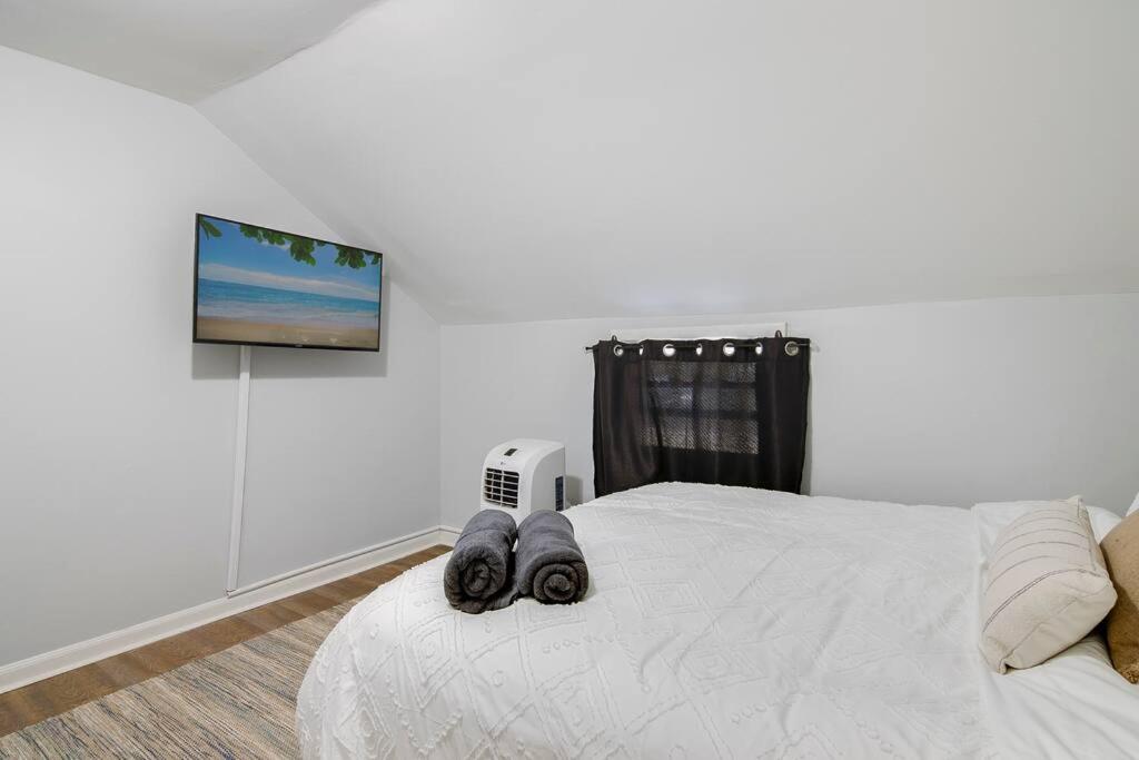 Amazing 3 Bedroom in Bloomfield! Steps to Downtown view 2