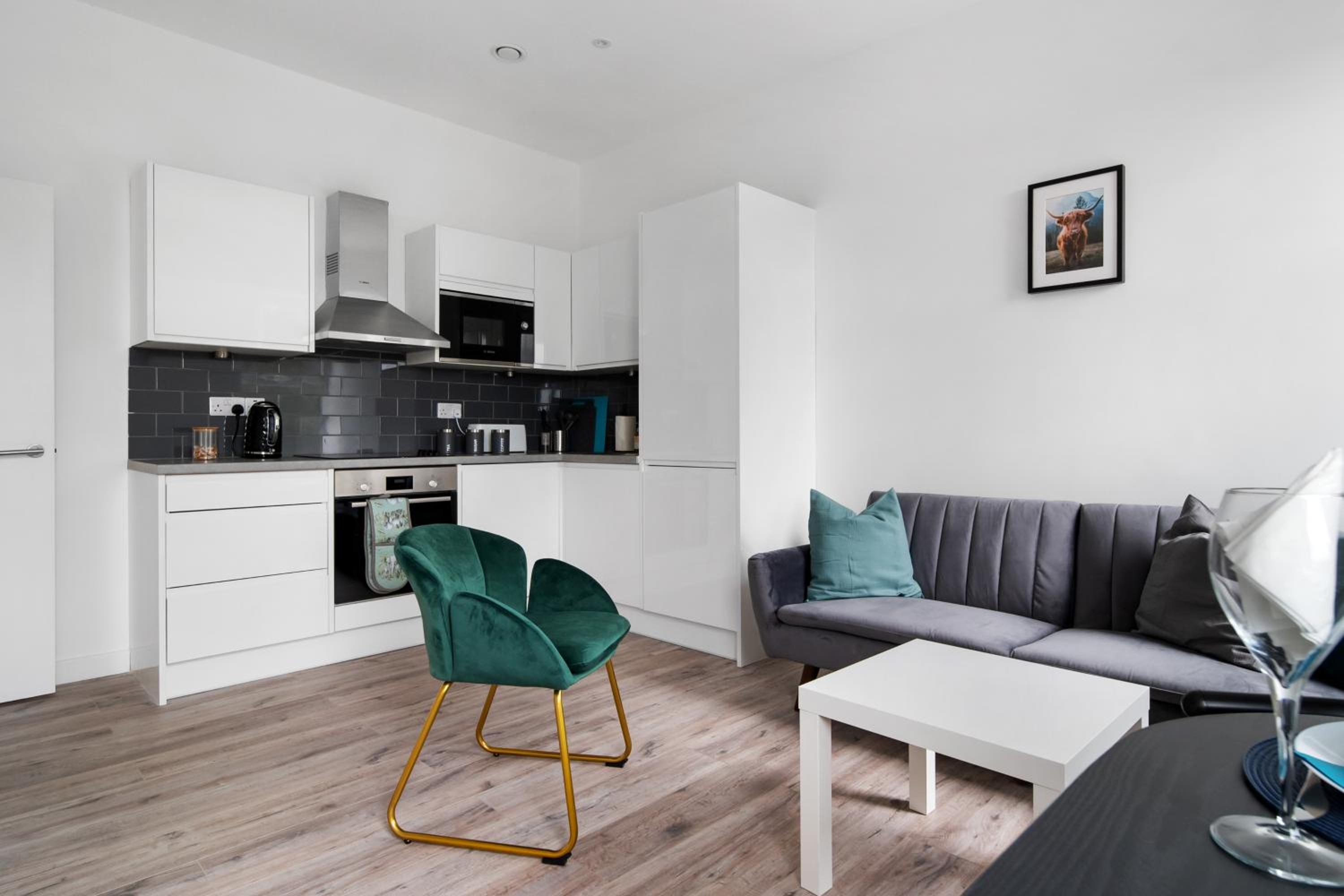 Livestay-Modern Apartments Building in Aylesbury