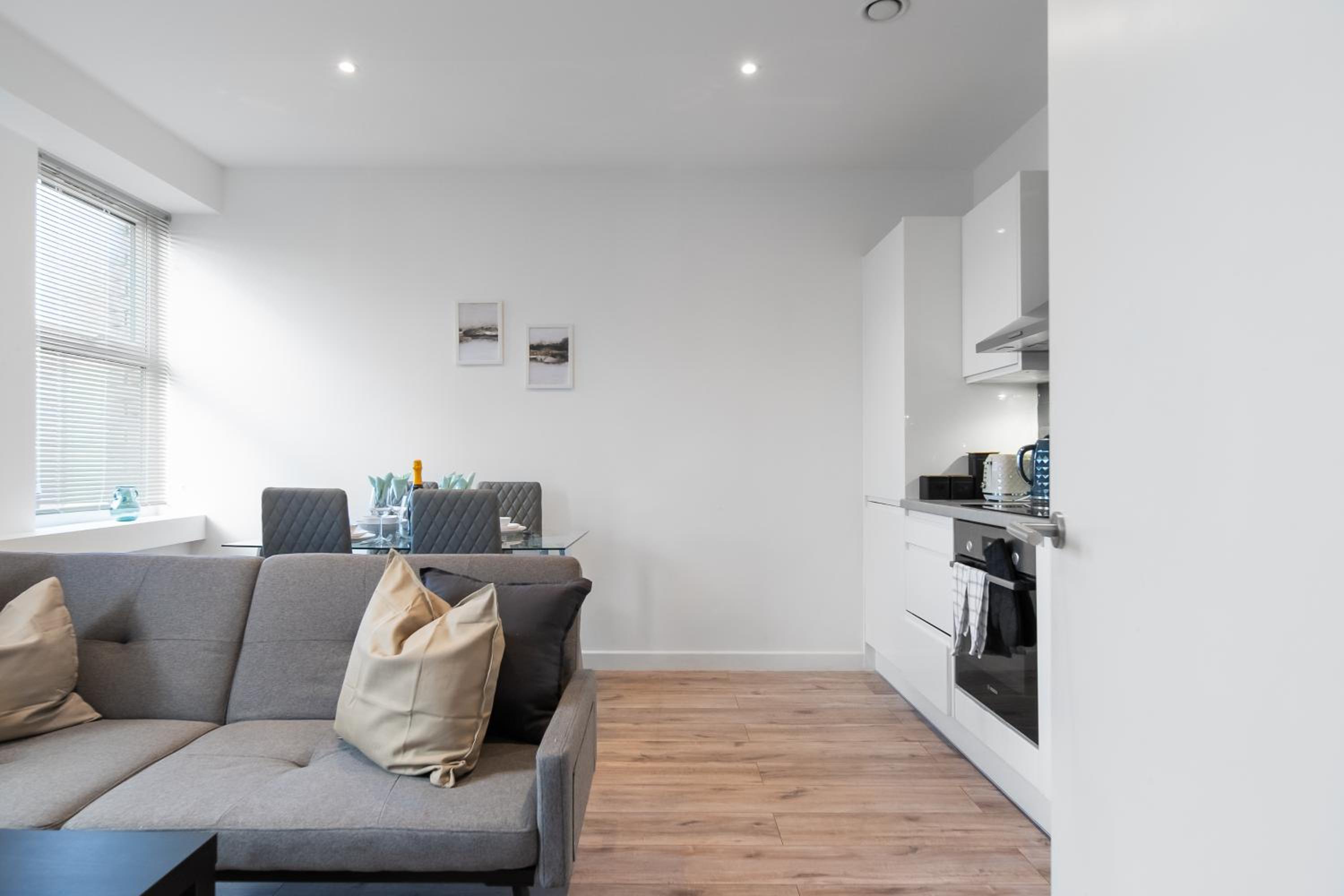 Livestay-Modern Apartments Building in Aylesbury