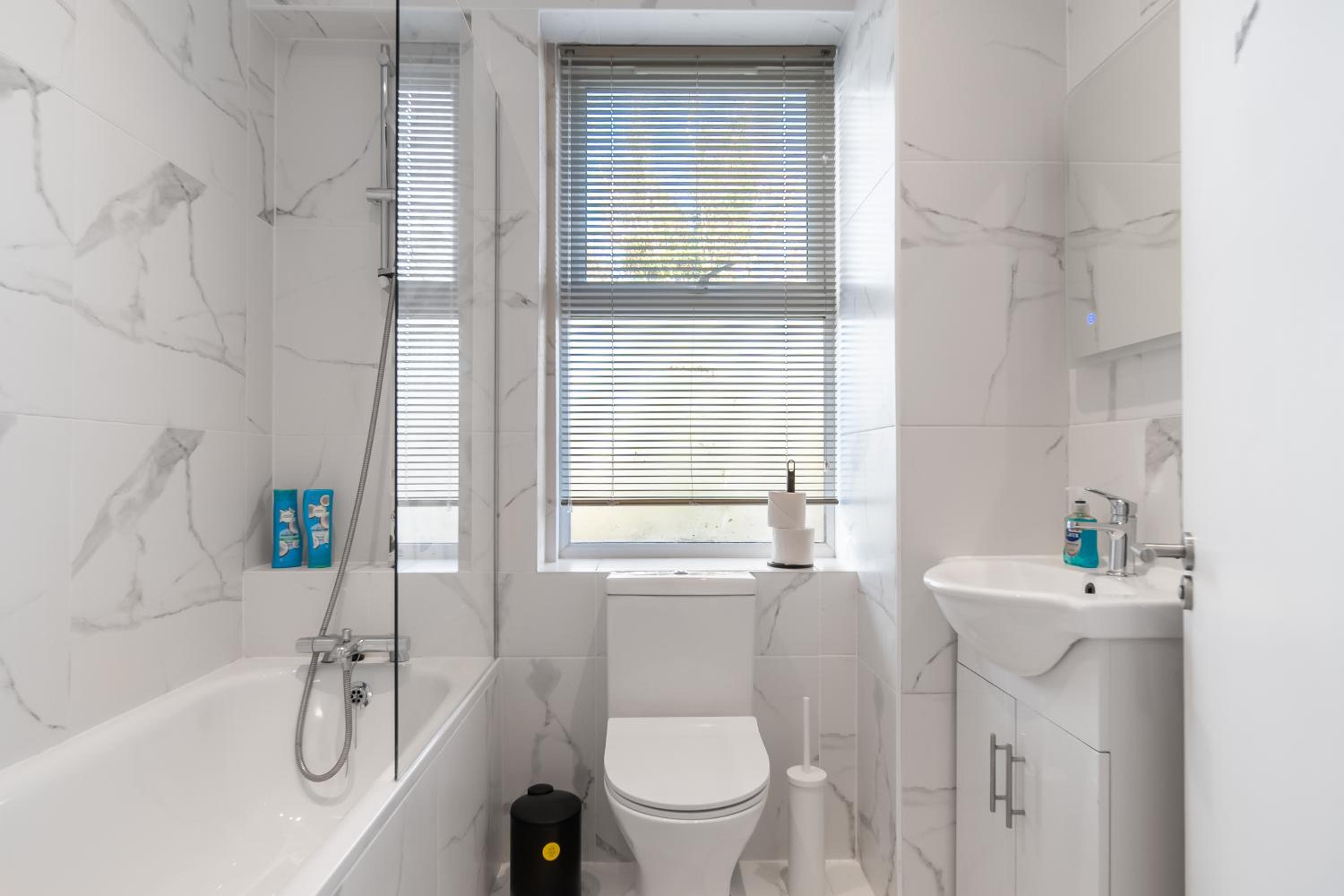 Livestay-Modern Apartments Building in Aylesbury