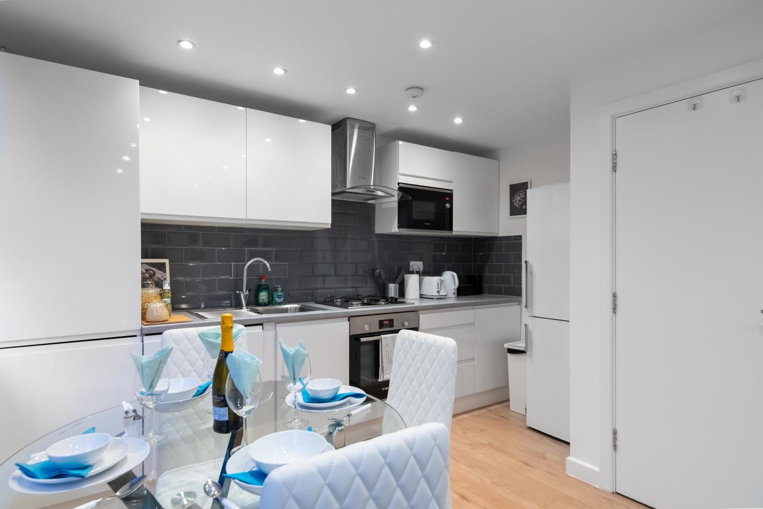 Livestay-Modern Apartments Building in Aylesbury