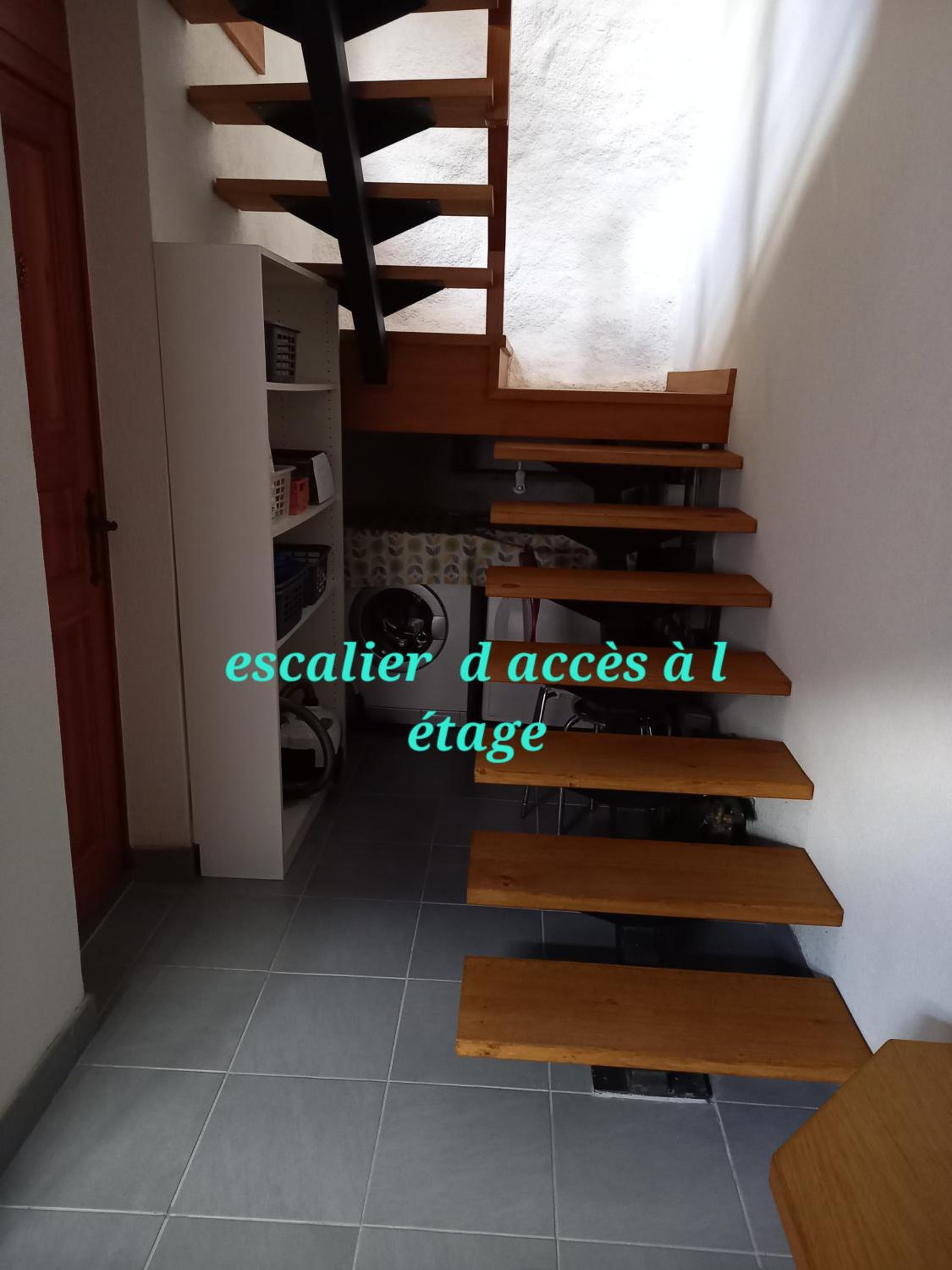 Au pied de la Tour