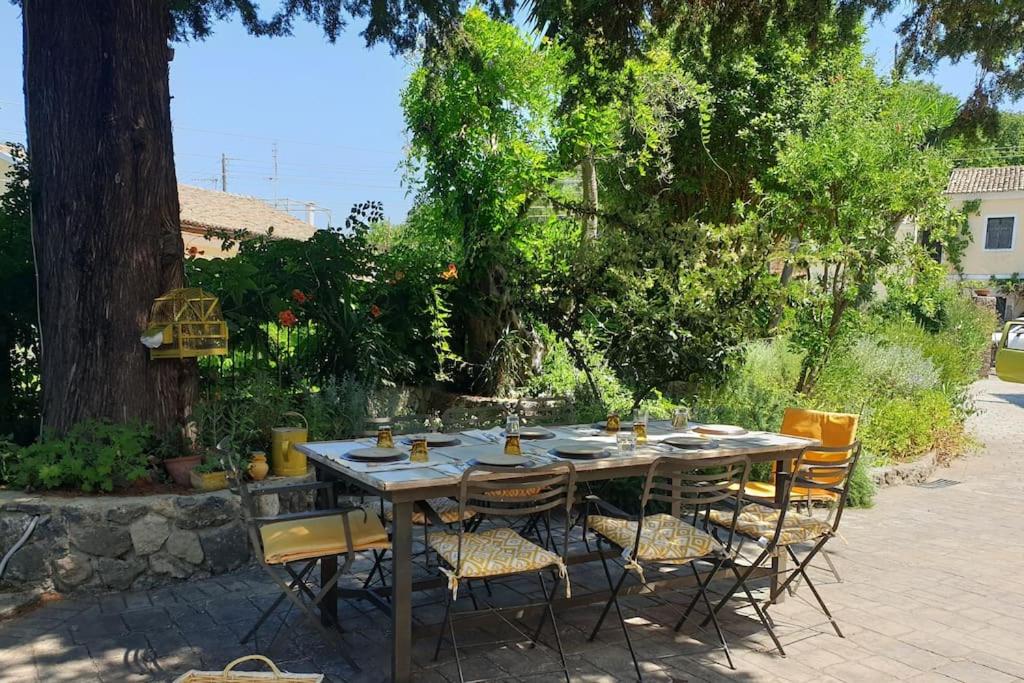 Mansion like house close to beach and Corfu town