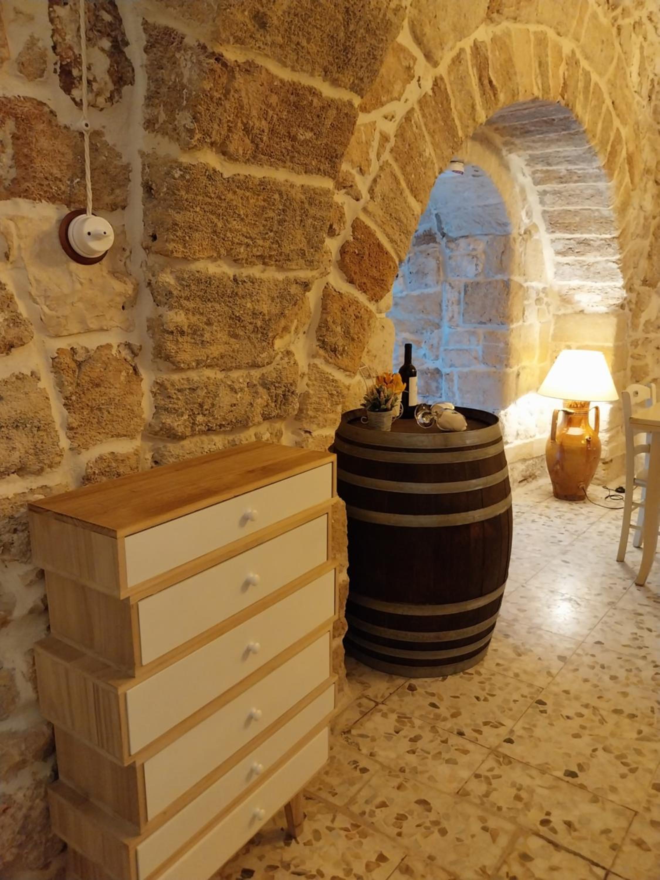 DOMUS CESARE - dimora storica totalmente in pietra nel cuore del centro storico con cabina doccia pietra in camera e zona relax esterna-historic residence  view 3