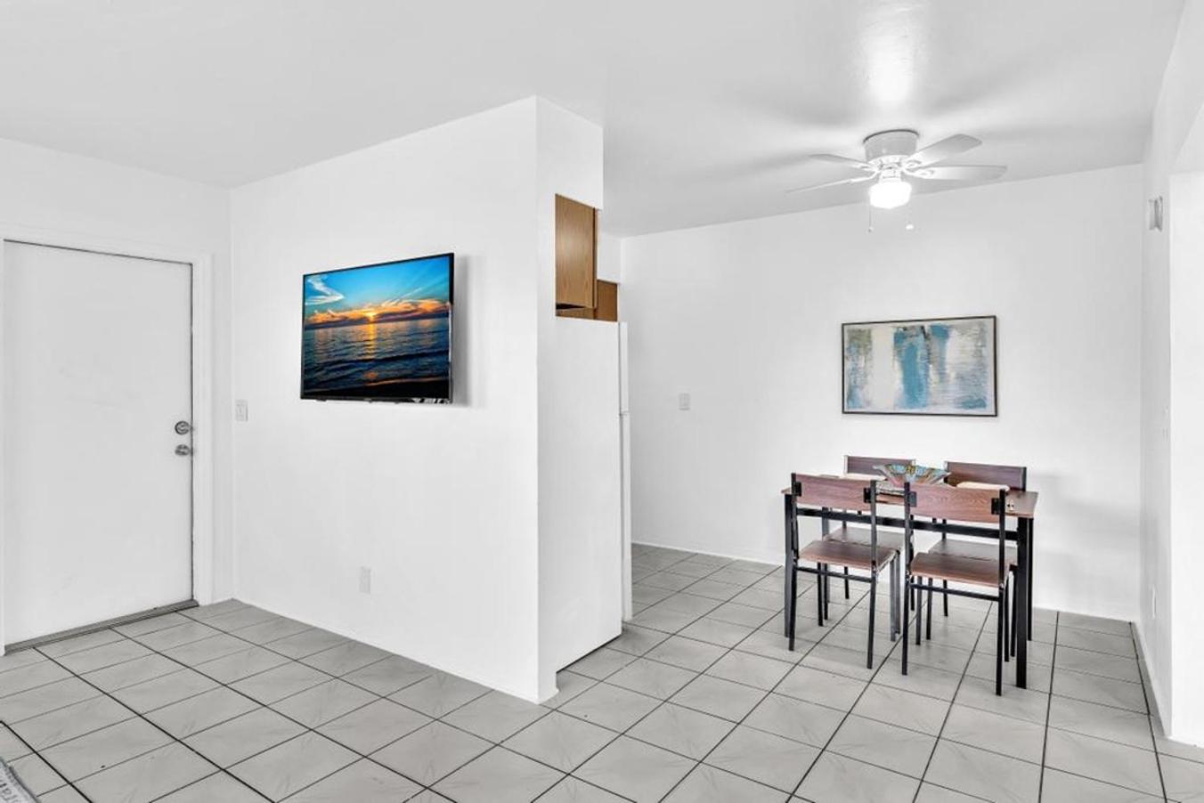Modern 1br W King Bed Hollywood Beach & Casino view 2