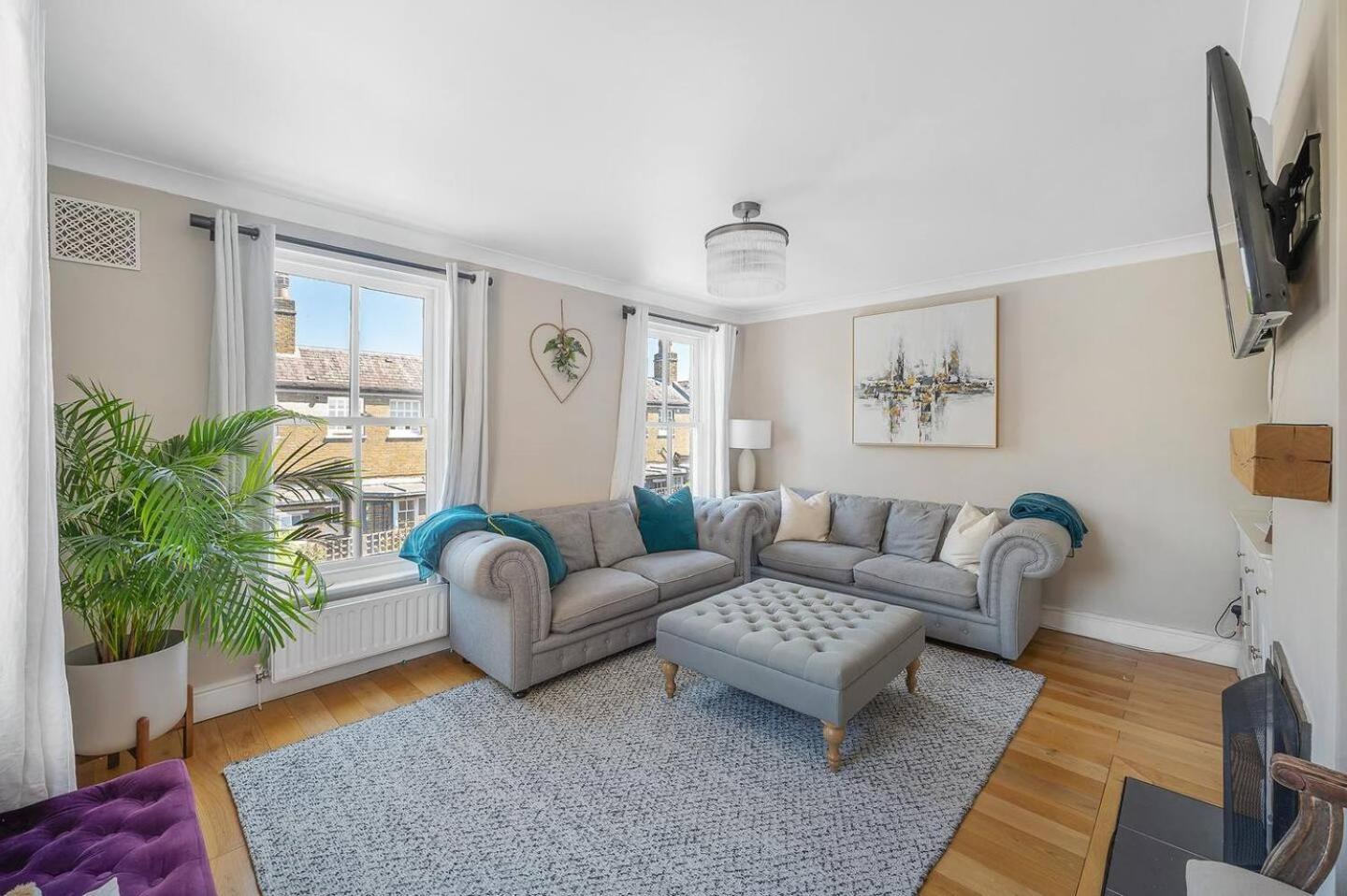 Beautiful house on stunning Richmond Hill view 2