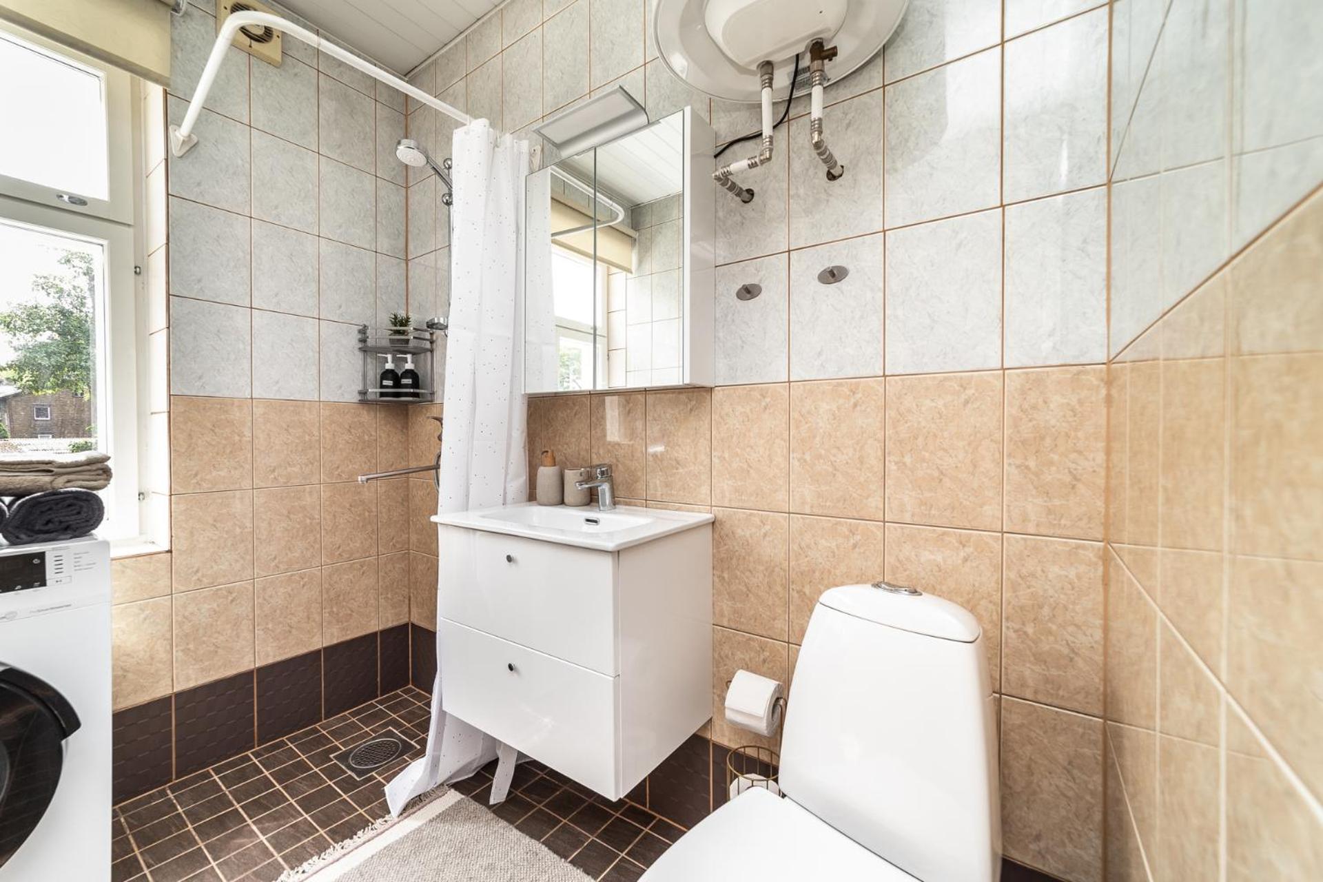 Peaceful studio with desk & free parking near city center