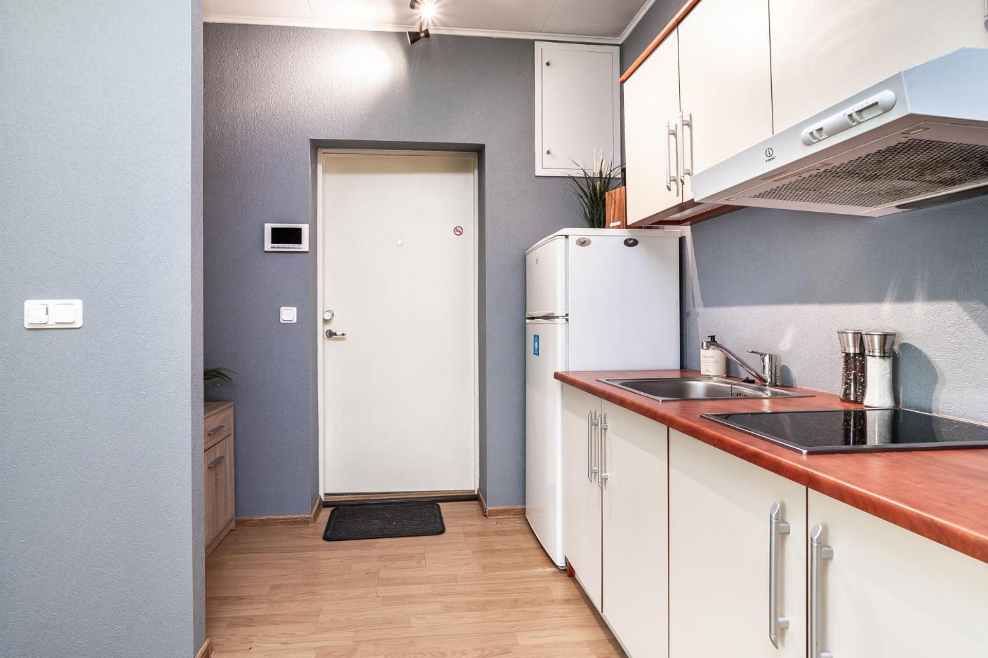 Peaceful studio with desk & free parking near city center