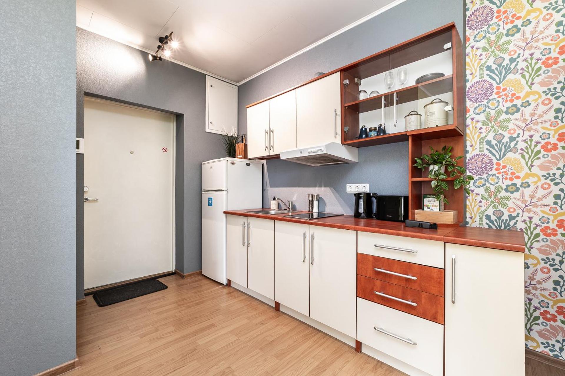 Peaceful studio with desk & free parking near city center