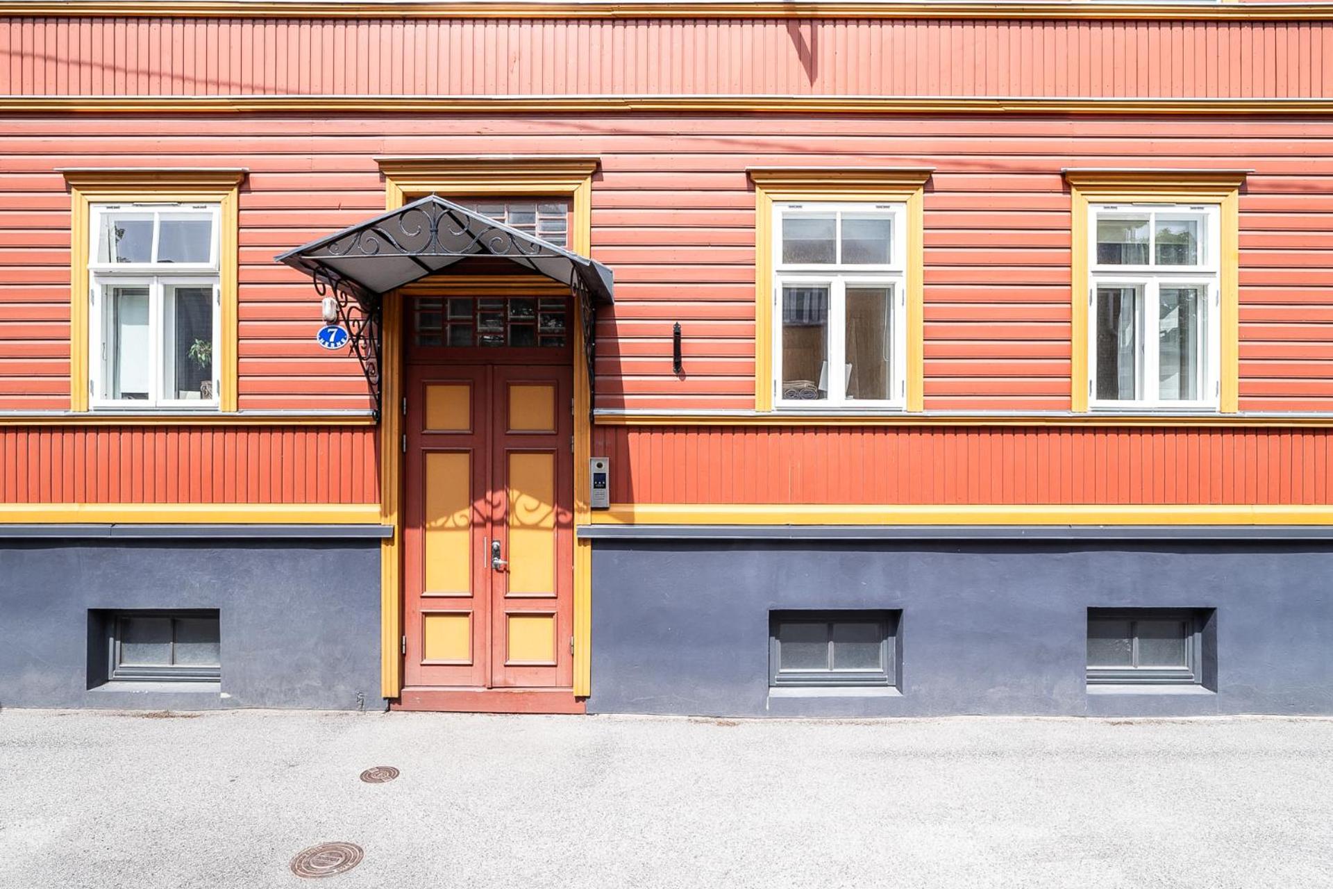 Peaceful studio with desk & free parking near city center
