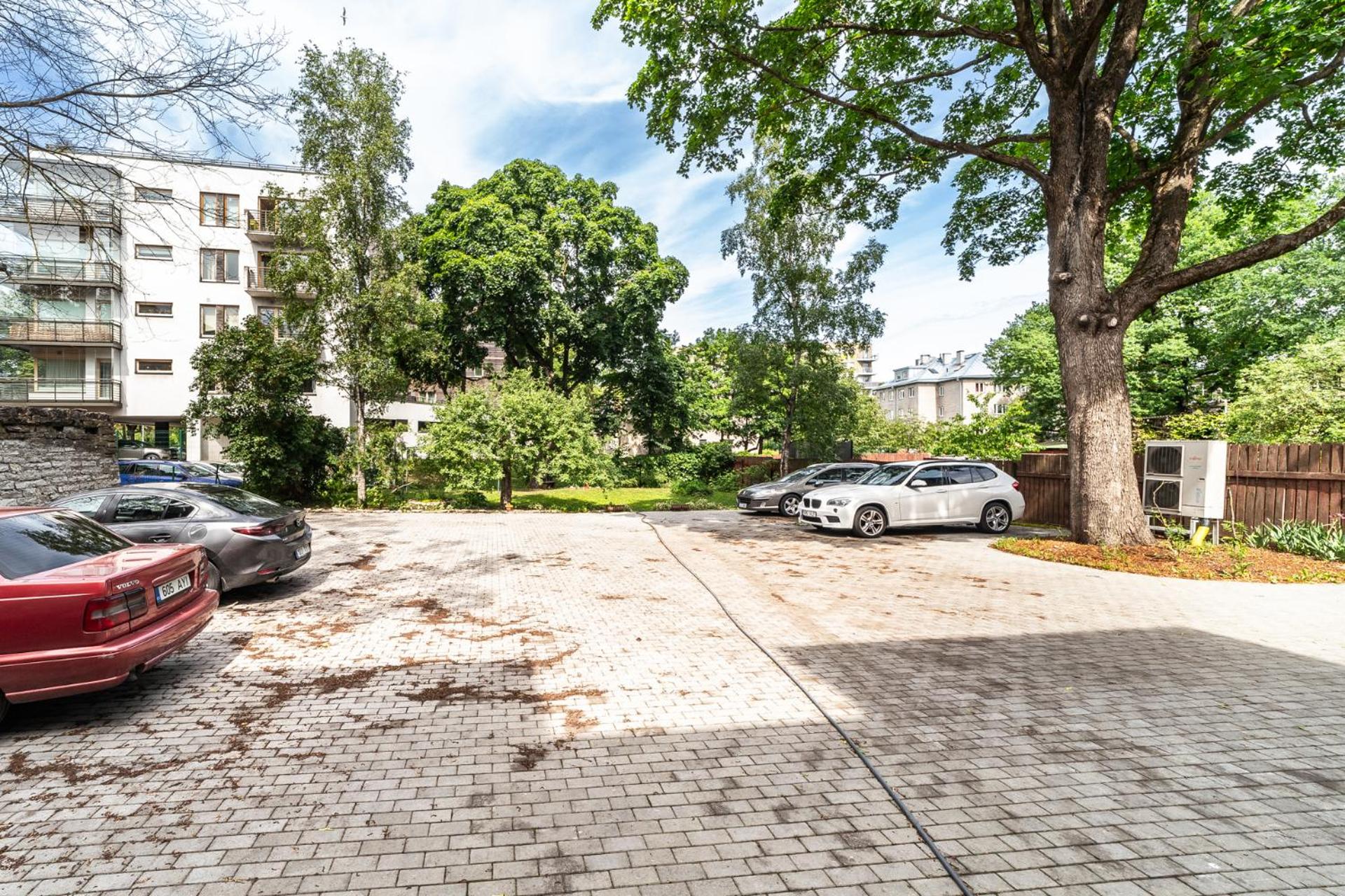 Peaceful studio with desk & free parking near city center