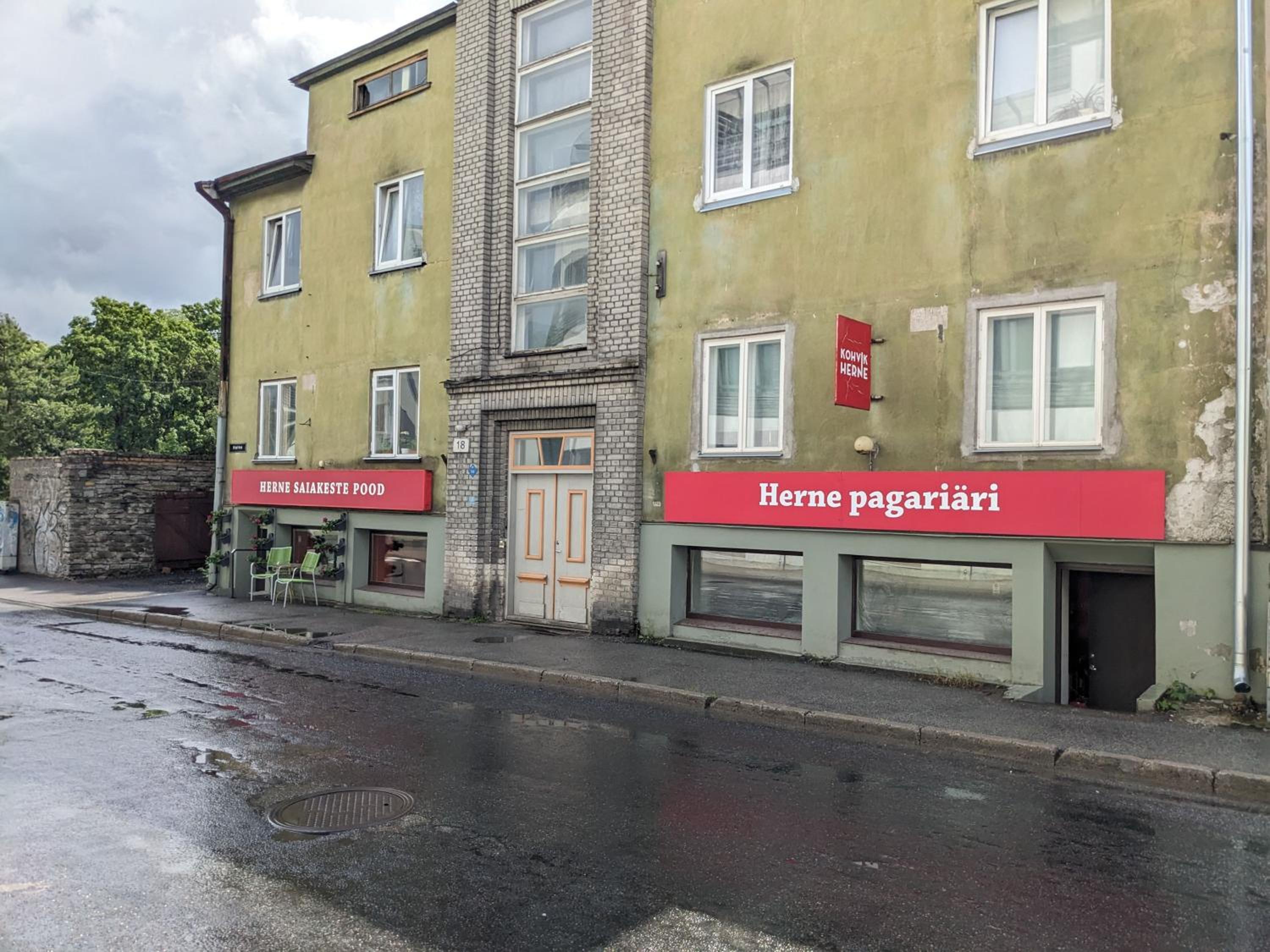 Peaceful studio with desk & free parking near city center