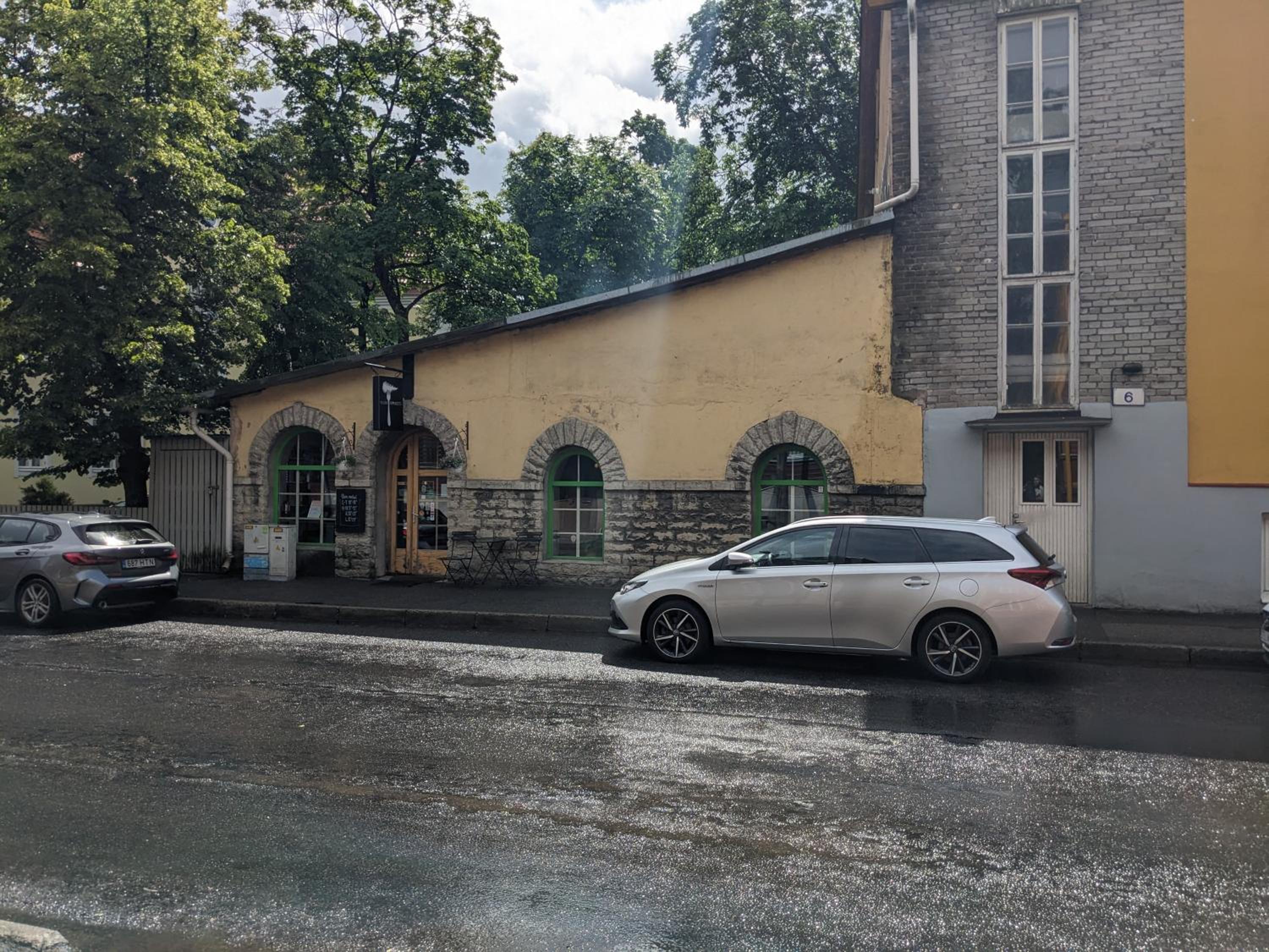 Peaceful studio with desk & free parking near city center