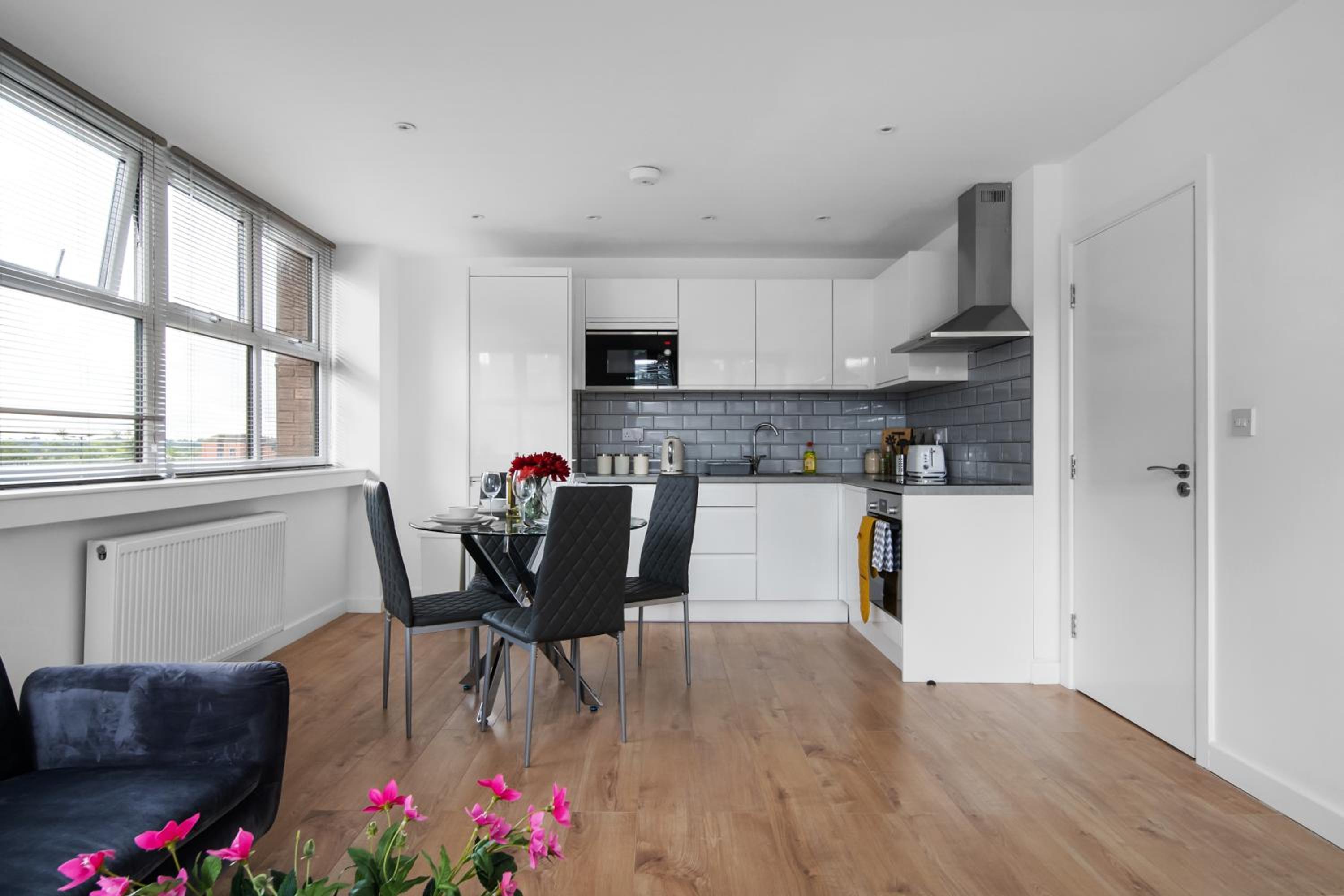 Livestay-Modern Apartments Building in Aylesbury