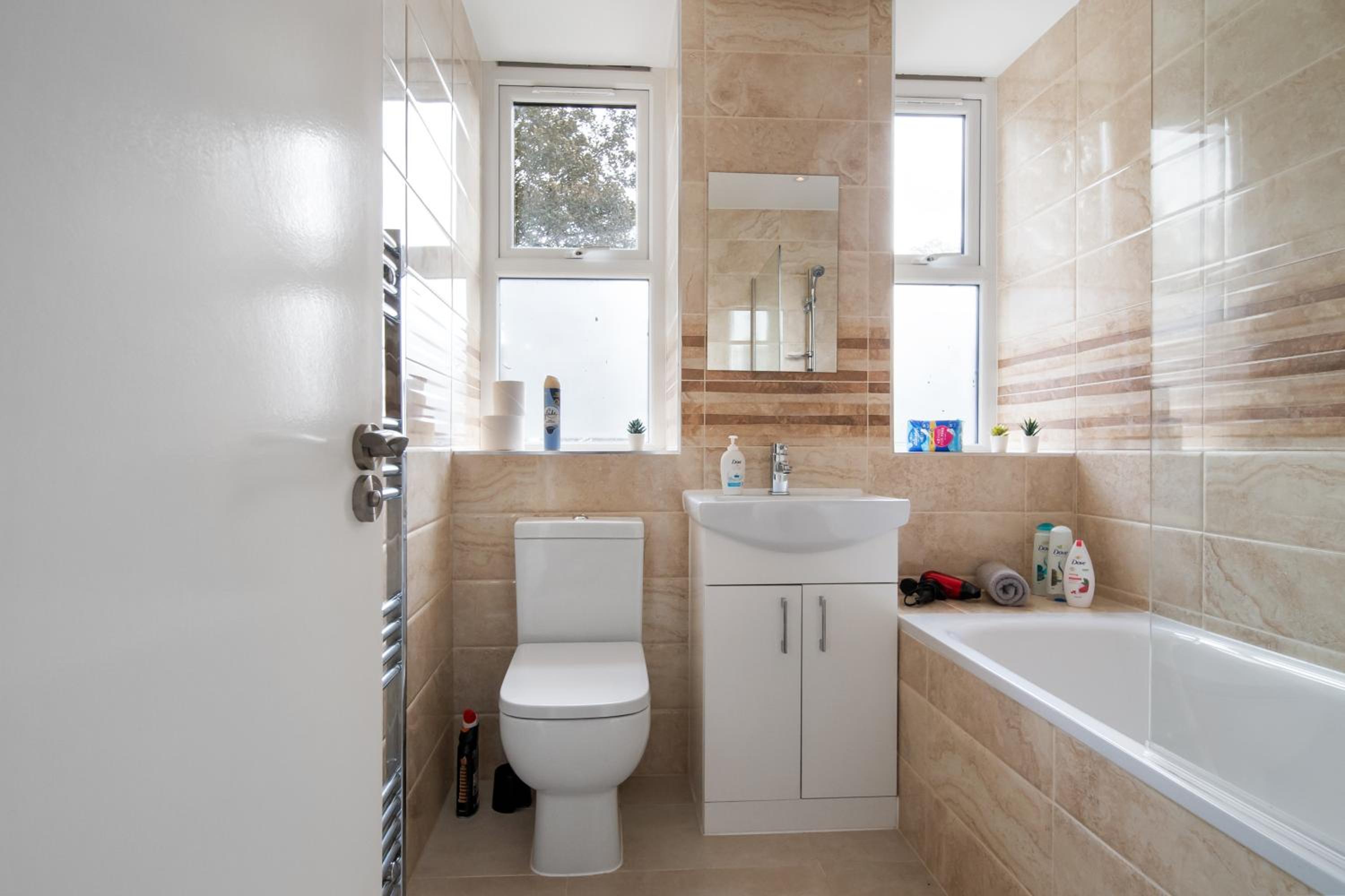 Livestay-Modern Apartments Building in Aylesbury