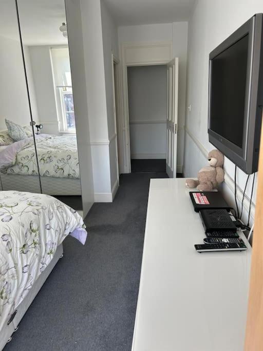 Elegant Flat in St Johns Wood view 2