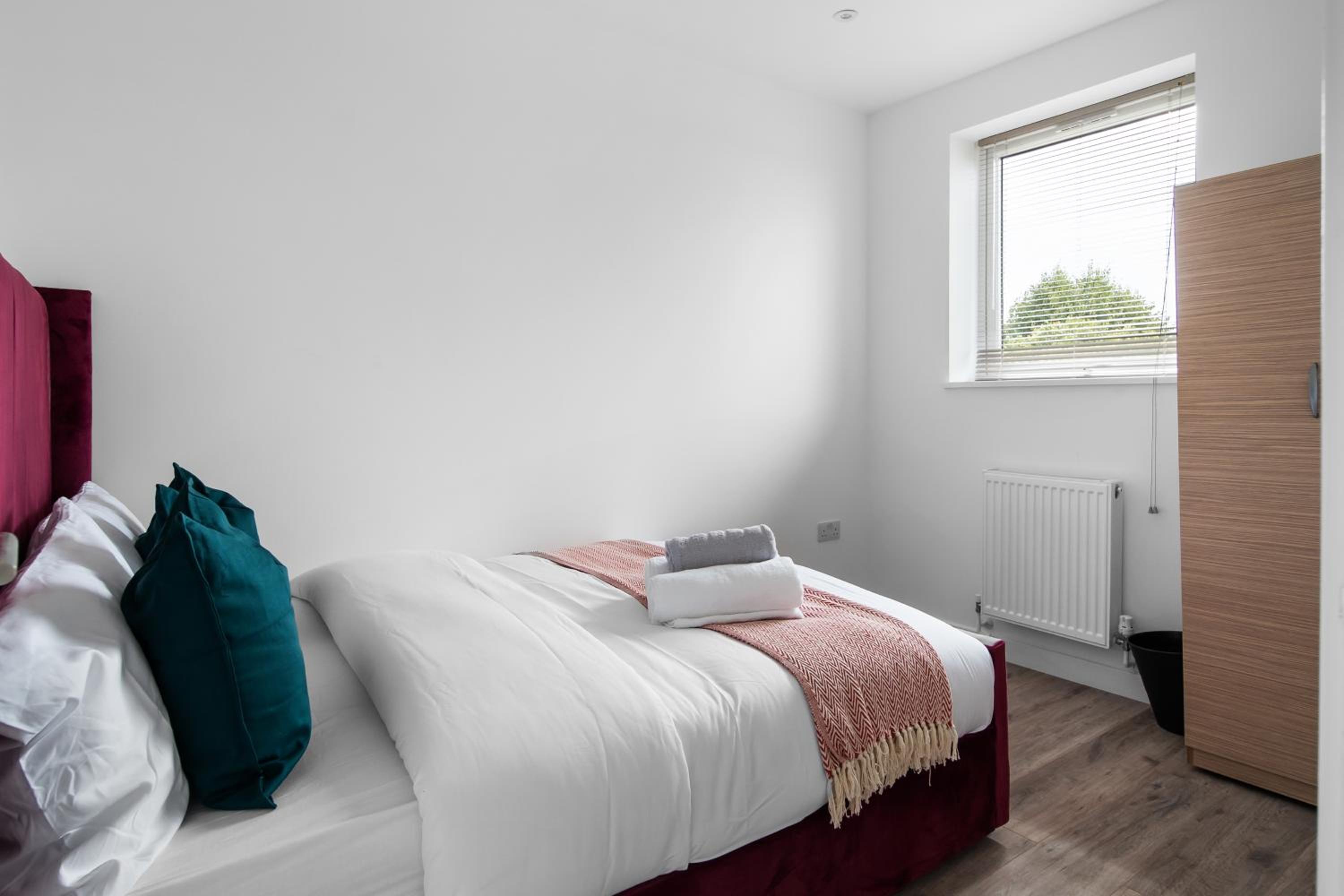 Livestay-Modern Apartments Building in Aylesbury