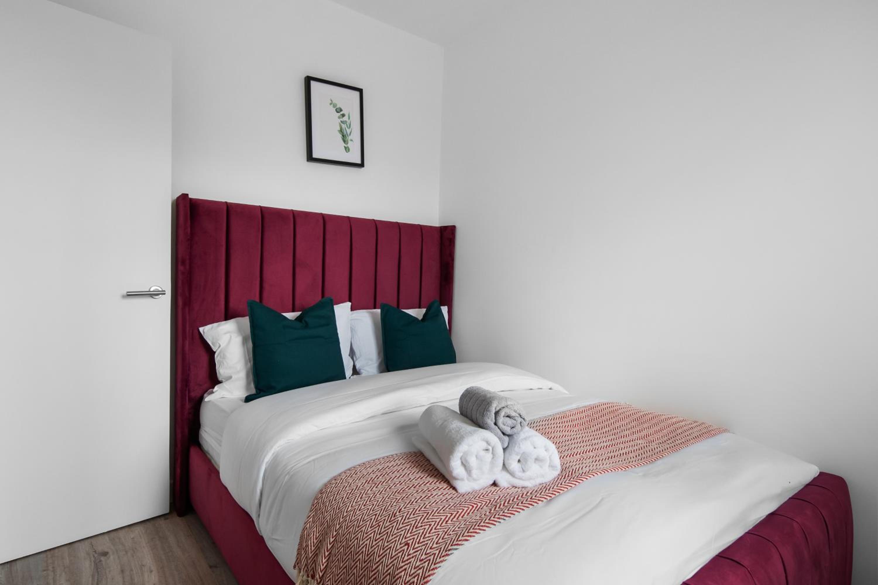 Livestay-Modern Apartments Building in Aylesbury