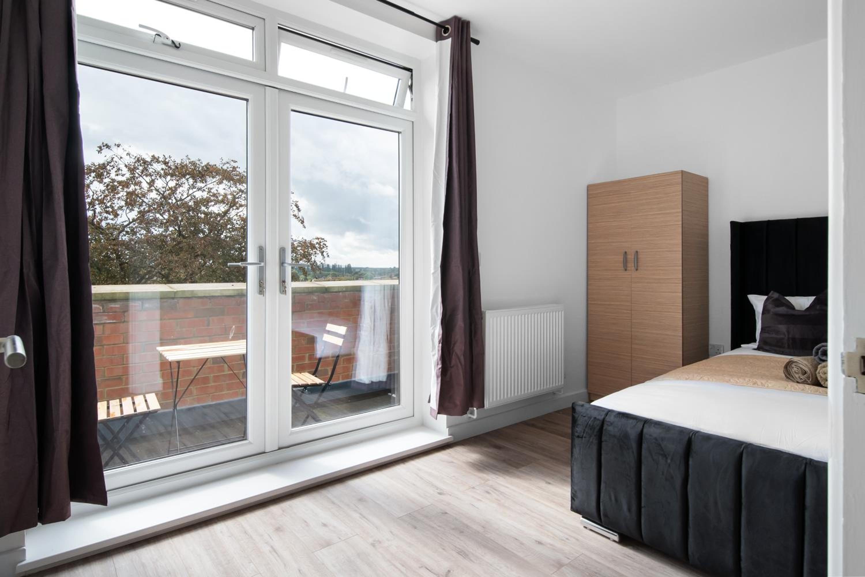 Livestay-Modern Apartments Building in Aylesbury