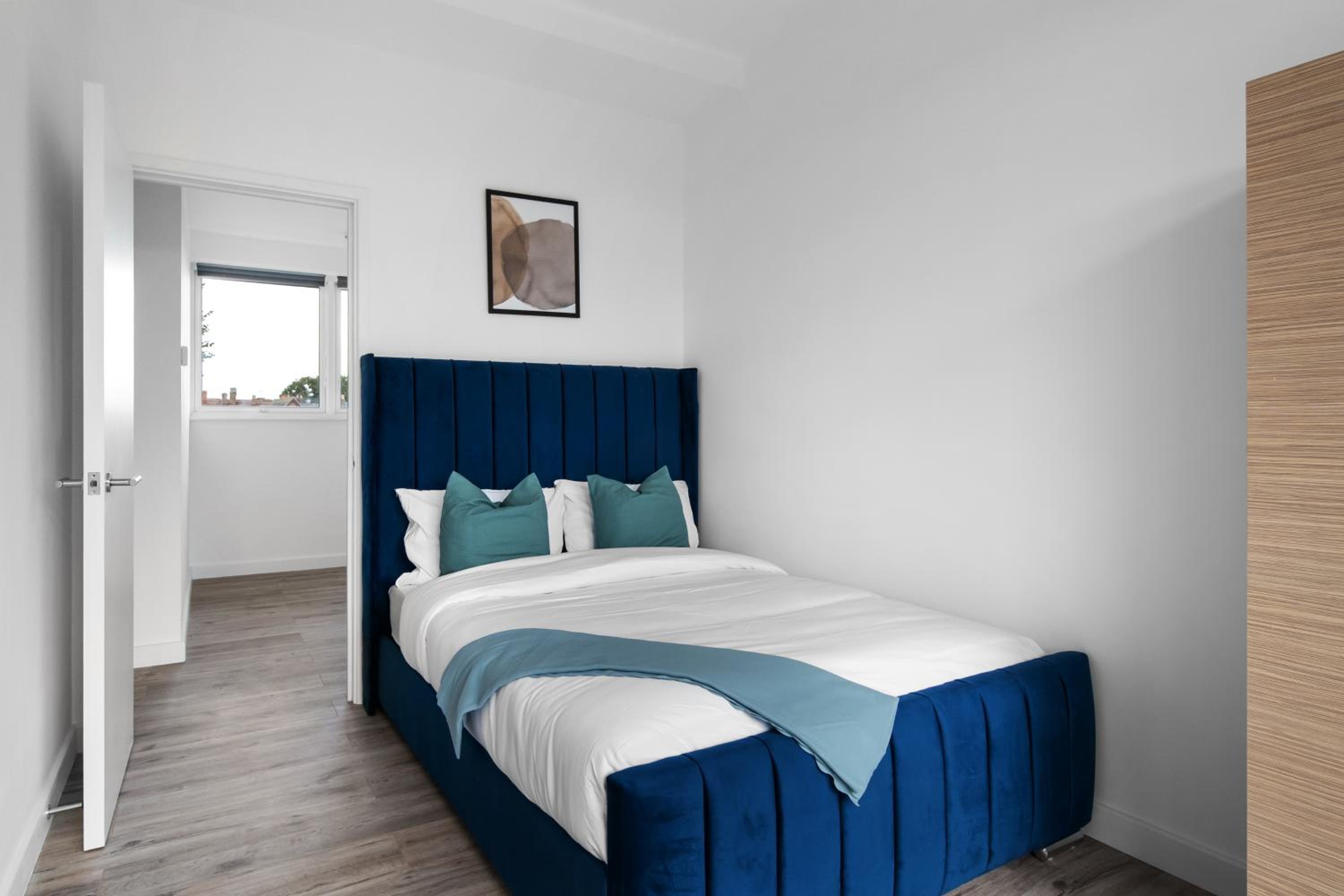 Livestay-Modern Apartments Building in Aylesbury
