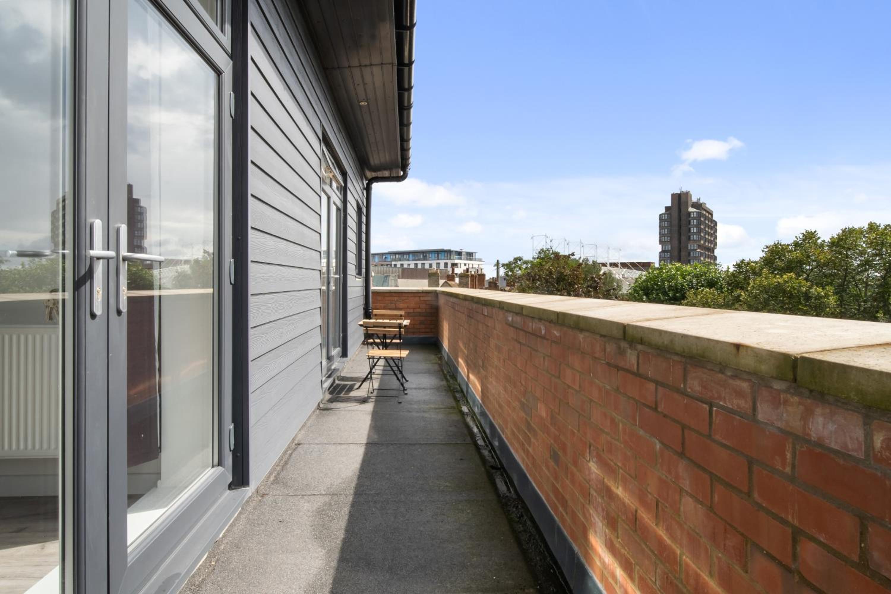 Livestay-Modern Apartments Building in Aylesbury