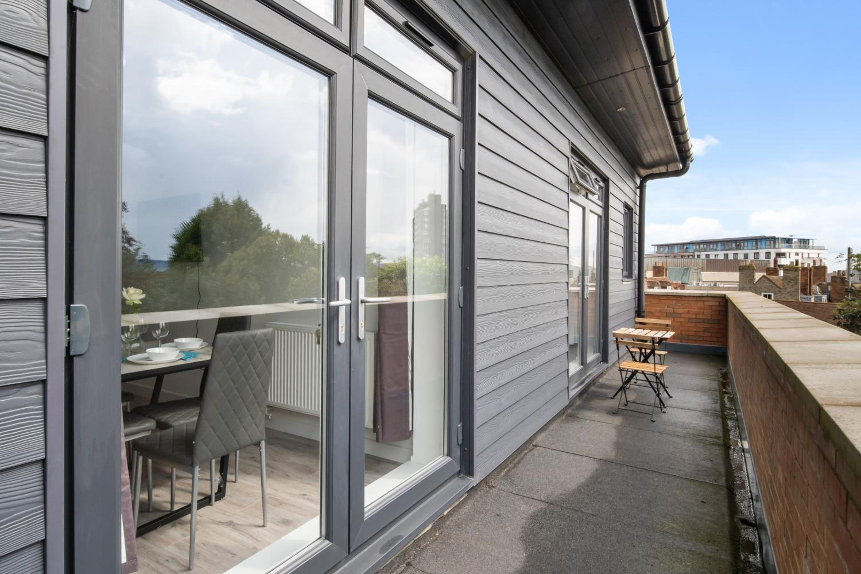 Livestay-Modern Apartments Building in Aylesbury