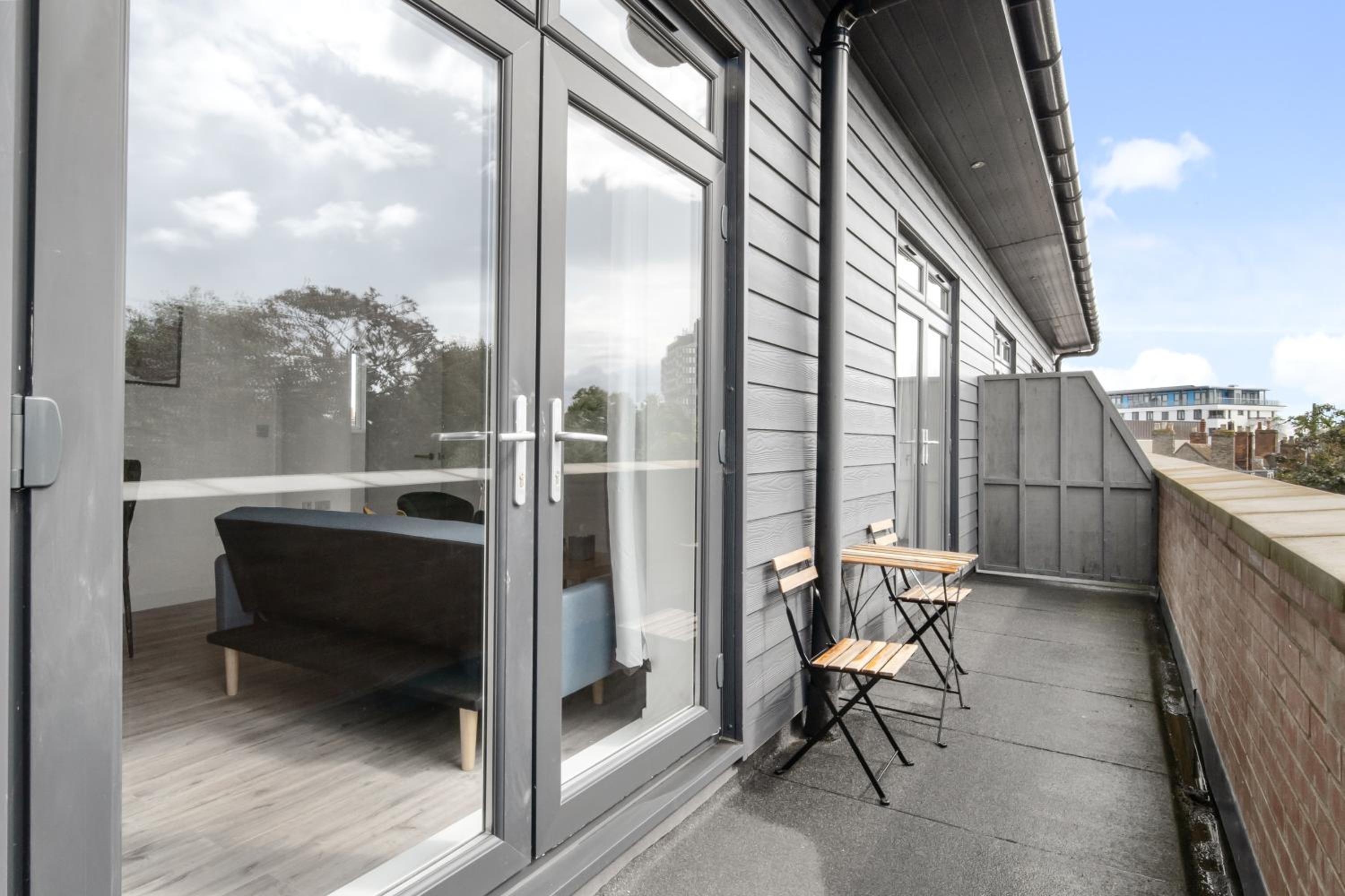 Livestay-Modern Apartments Building in Aylesbury