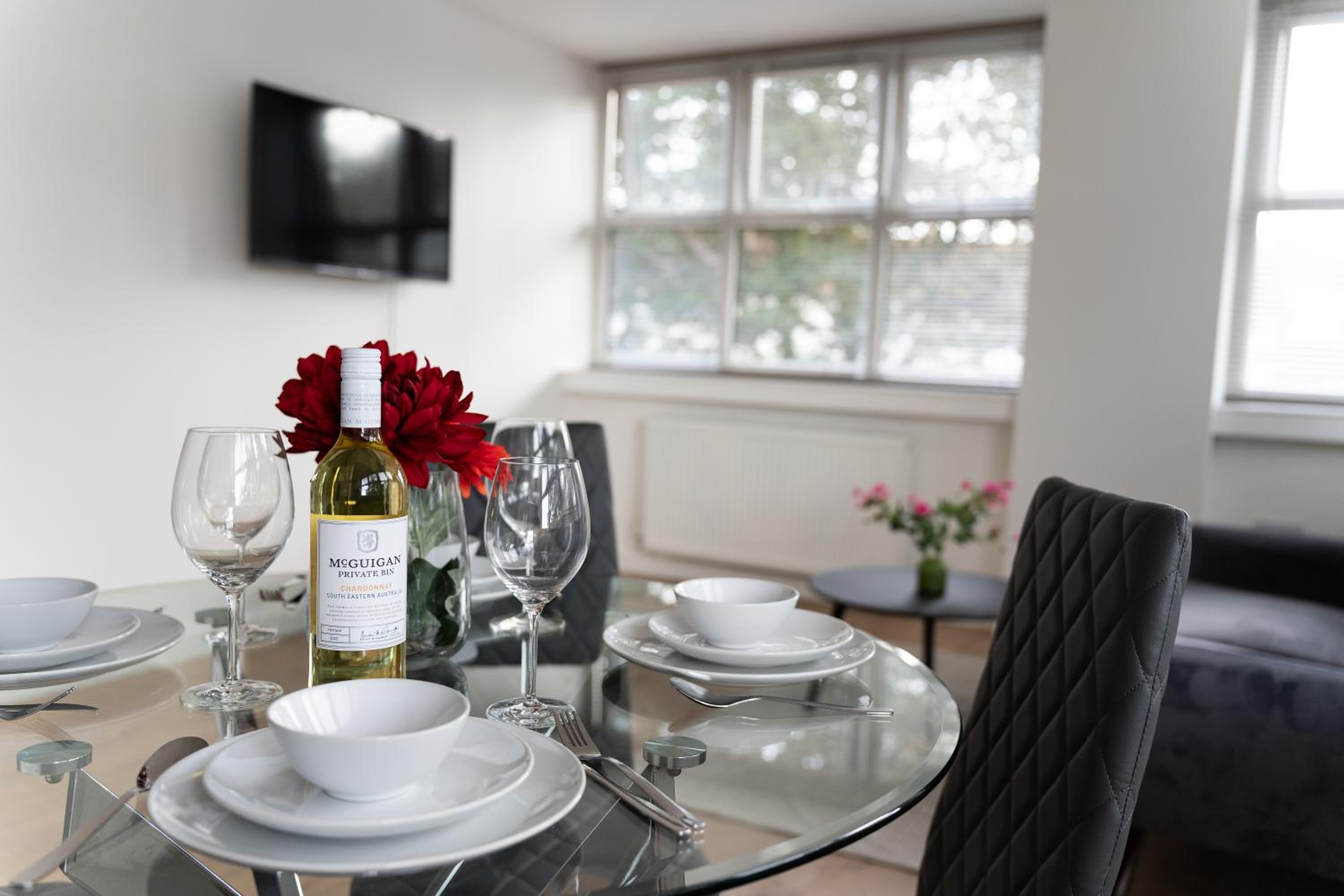 Livestay-Modern Apartments Building in Aylesbury