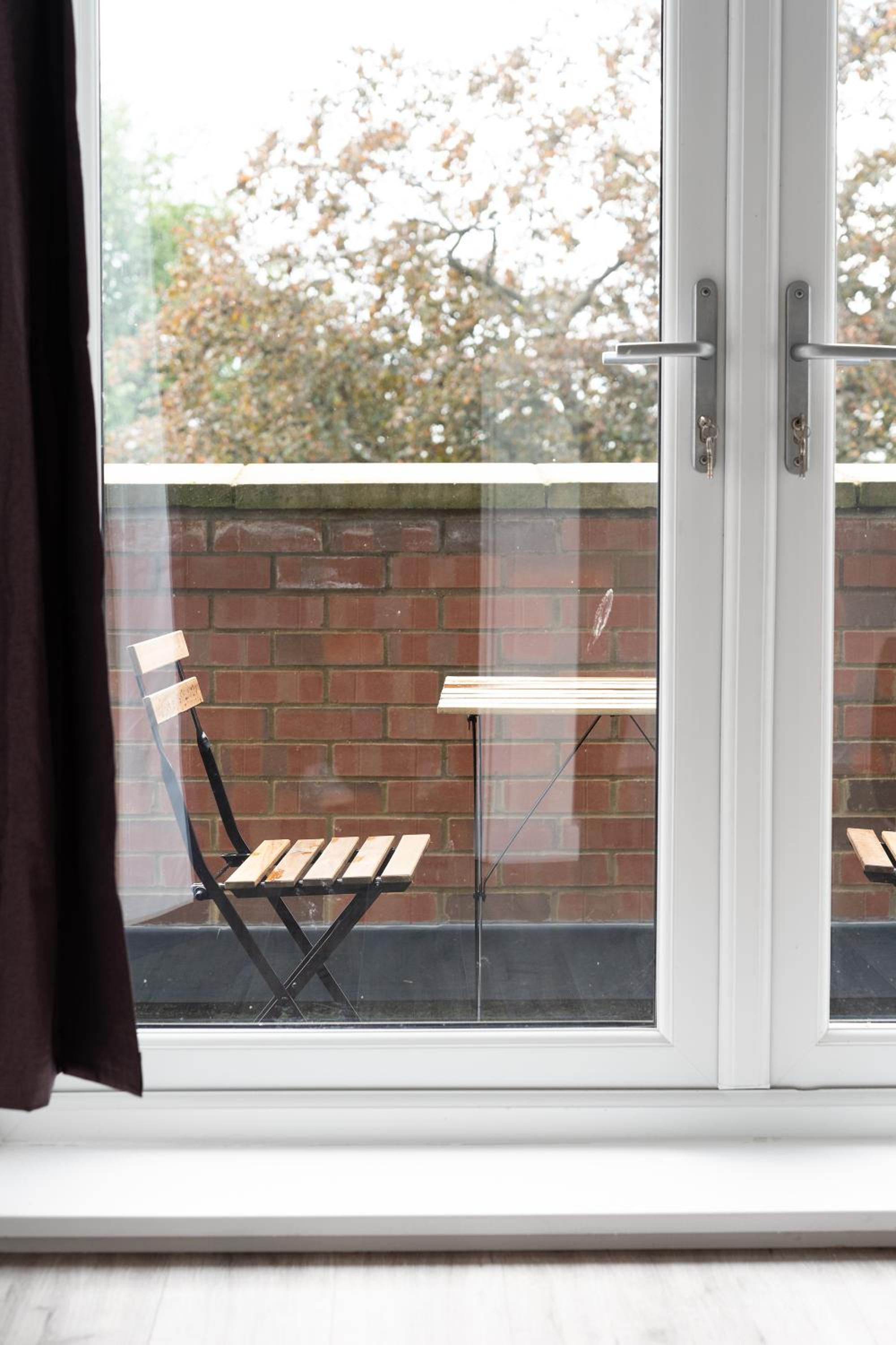 Livestay-Modern Apartments Building in Aylesbury