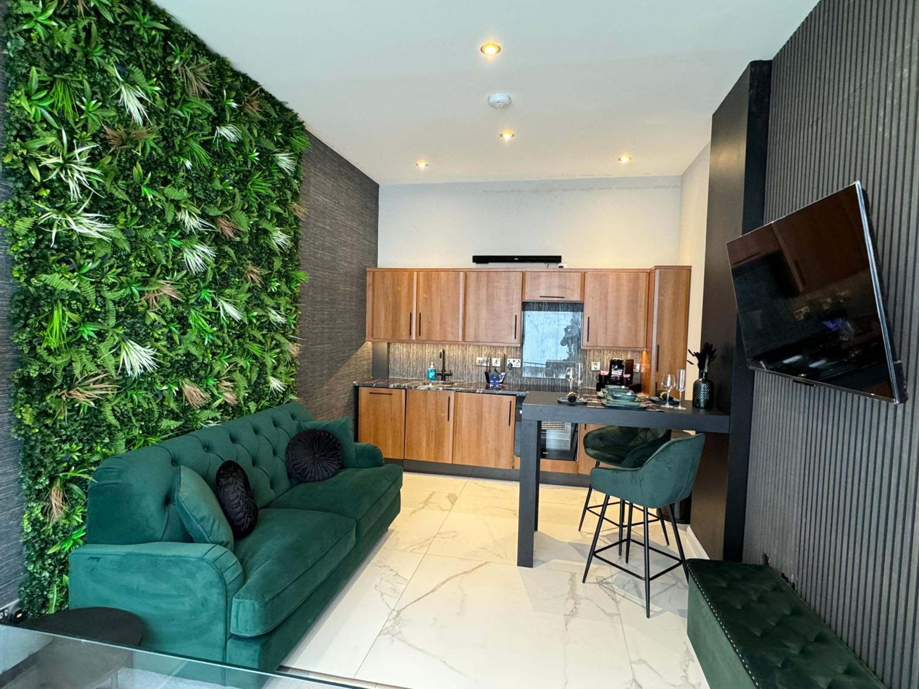 Luxury 1Bed Retreat Edinburgh view 3