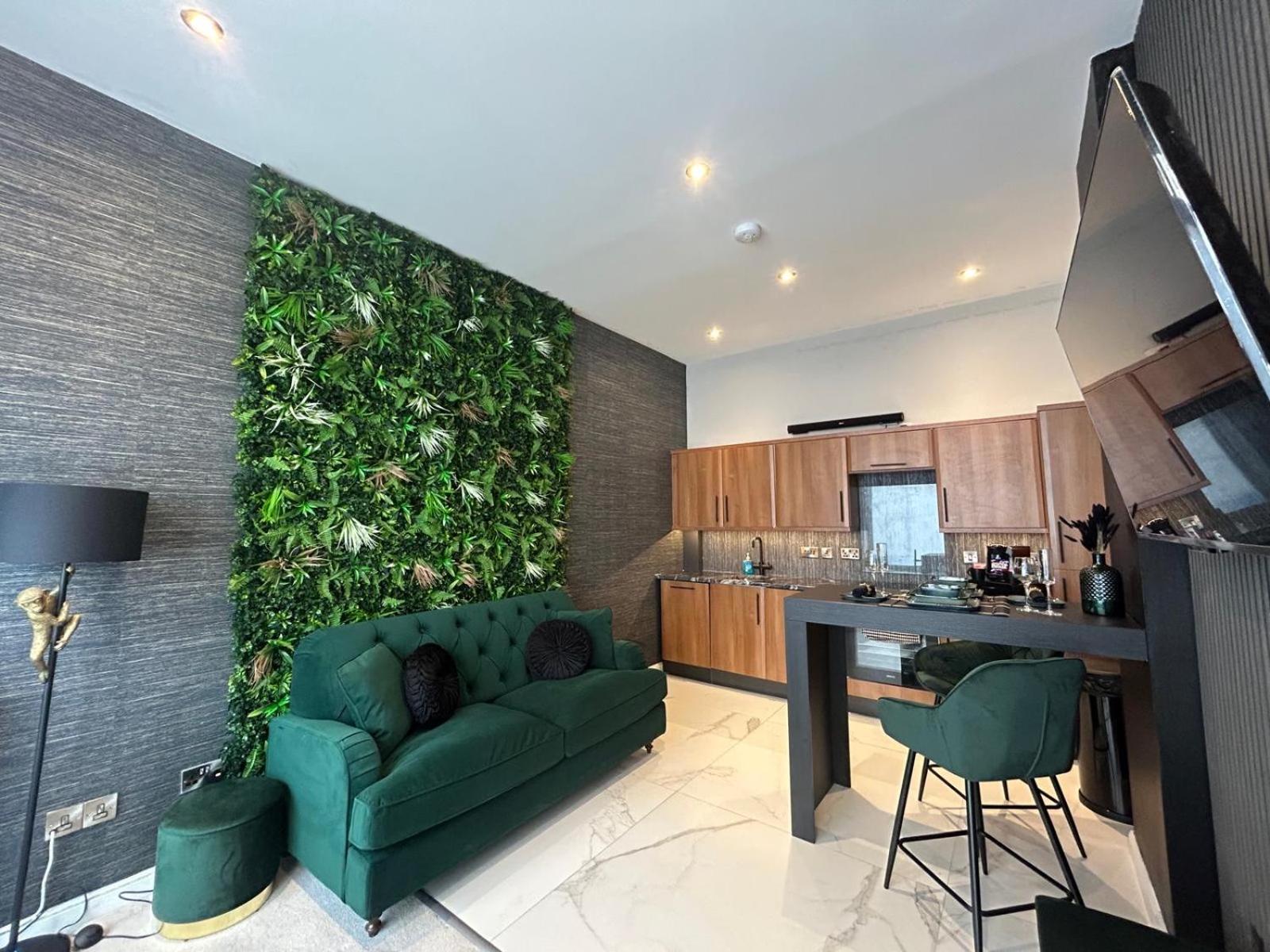 Luxury 1Bed Retreat Edinburgh view 4