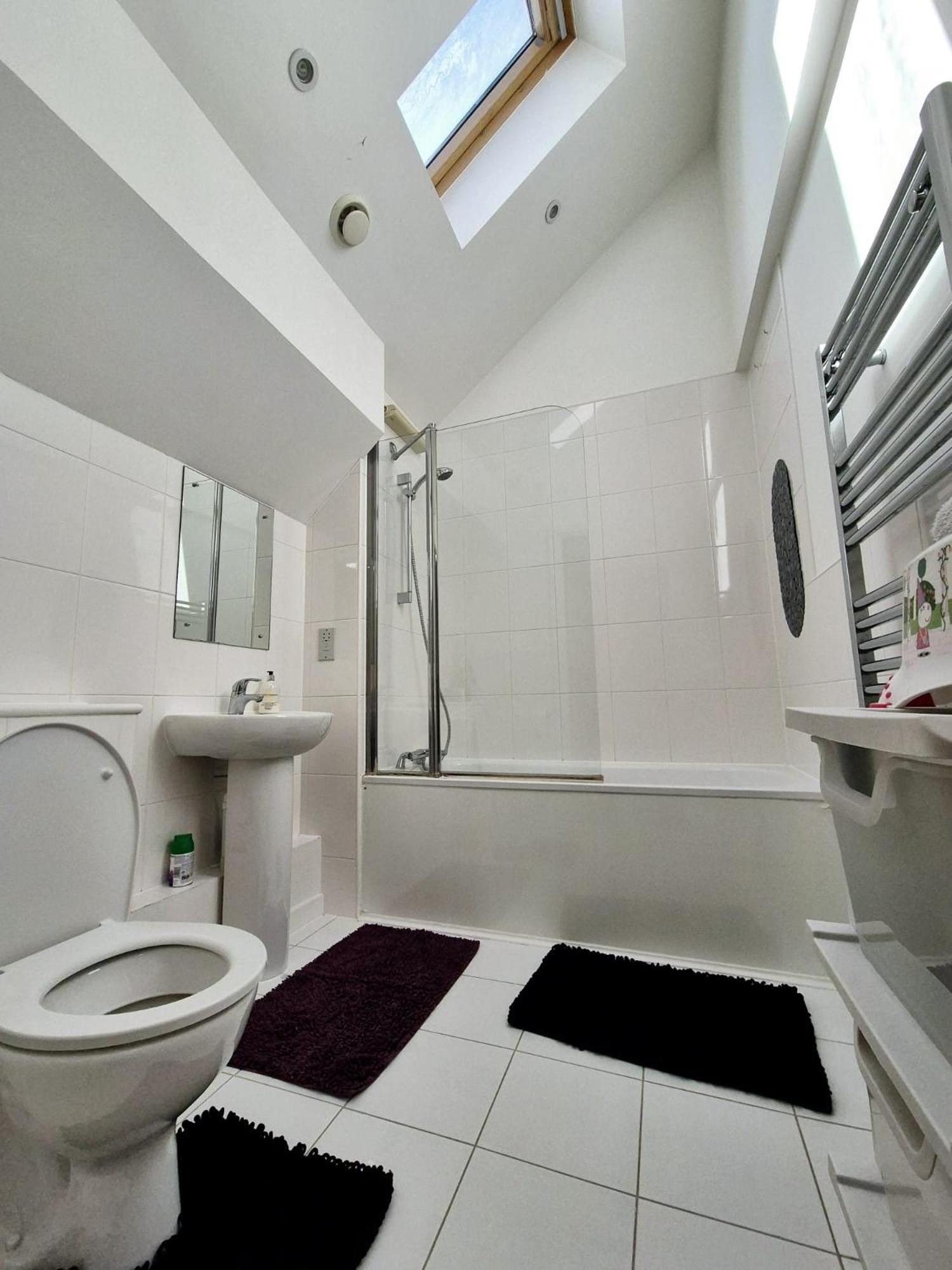 Explore London: 2 Bedroom House in Wood Green