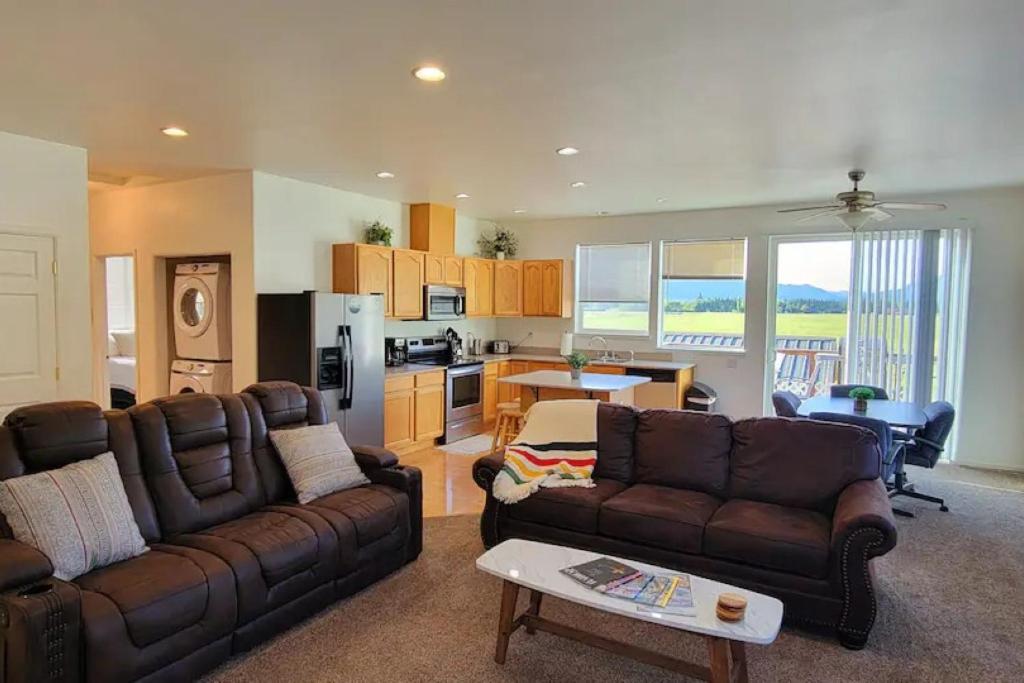 Charming Chalet Close to GNP, Downtown & Game Room! view 3