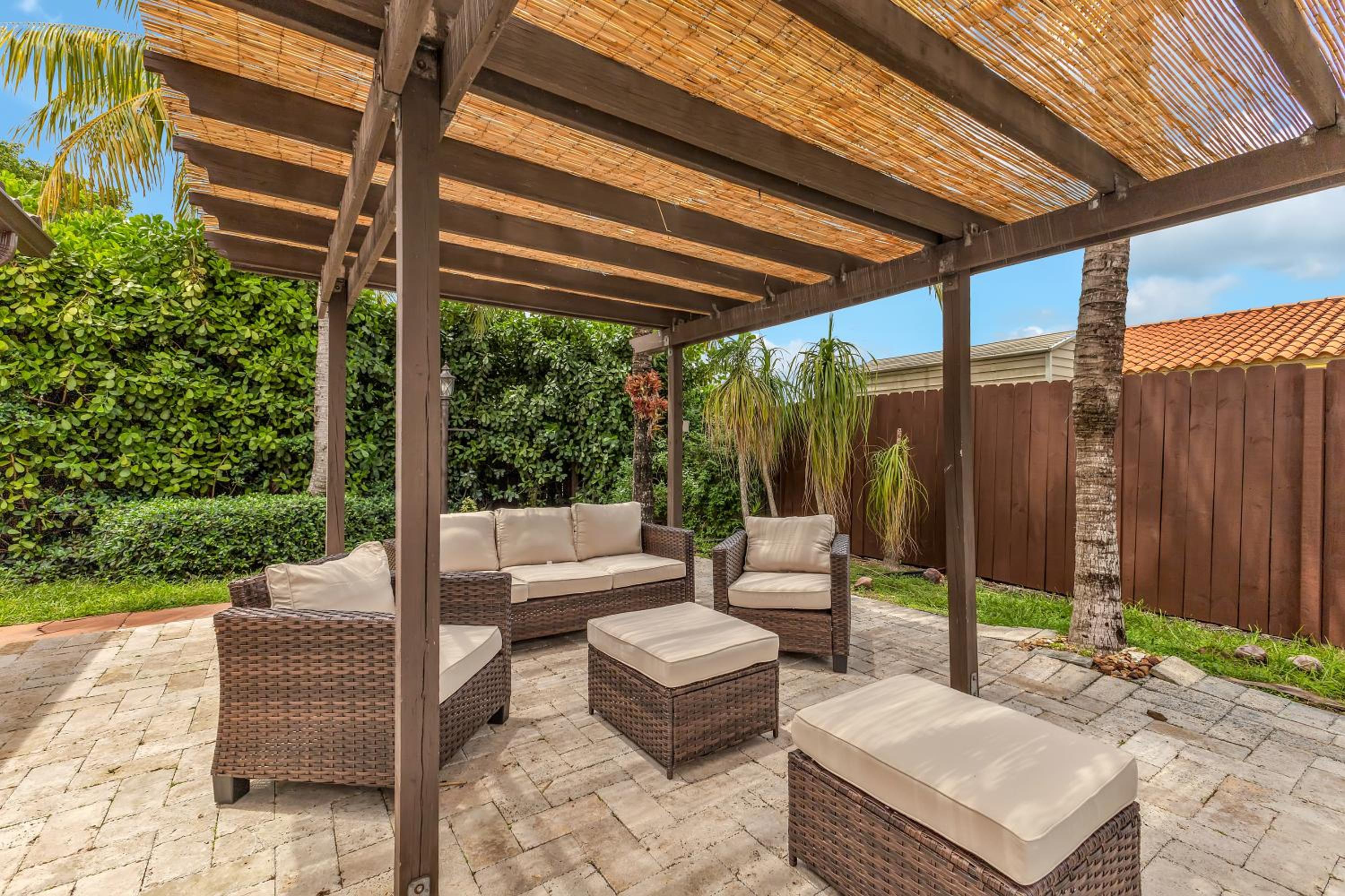 Tropical Oasis with Heated Pool and BBQ