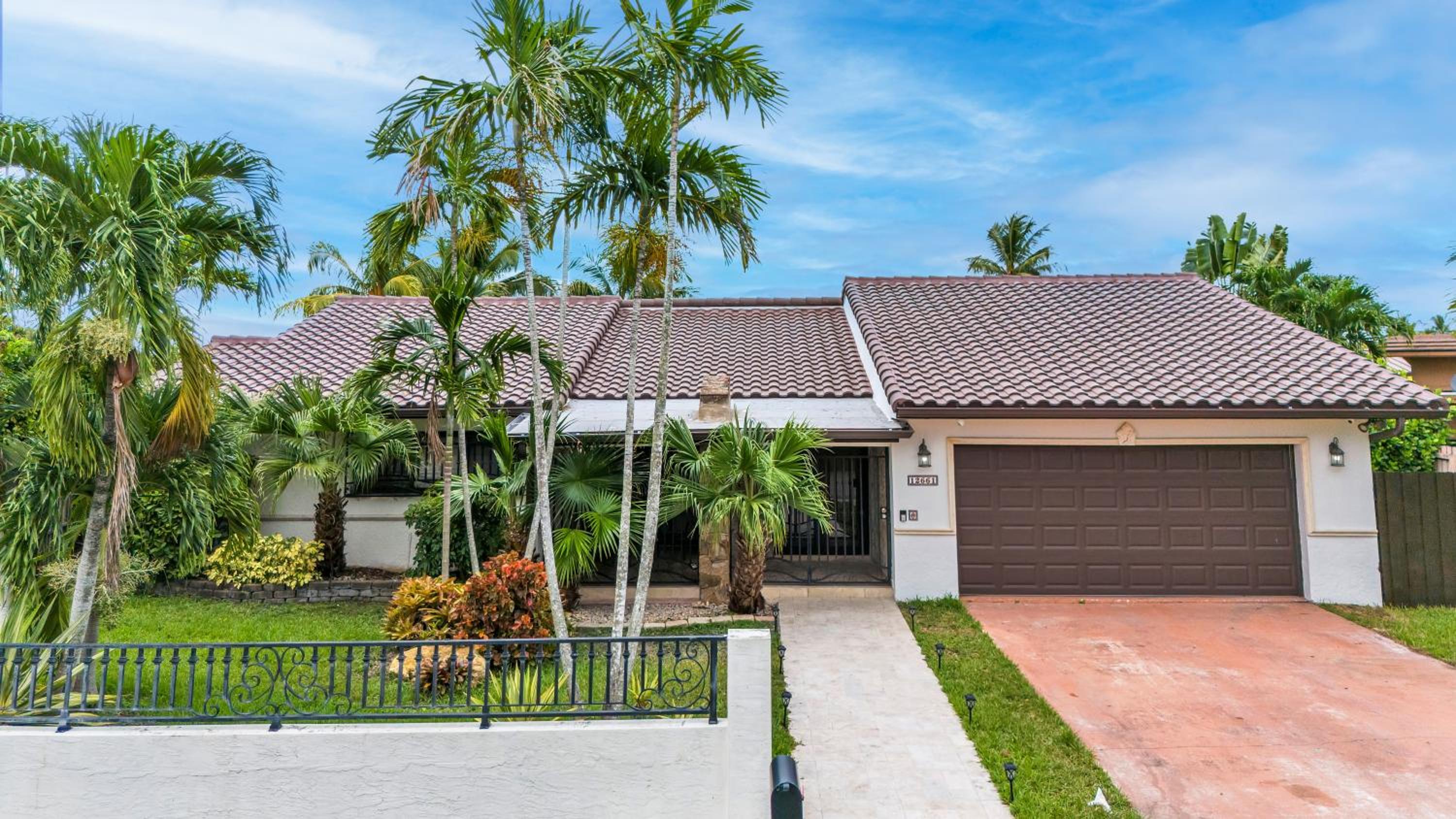 Tropical Oasis with Heated Pool and BBQ