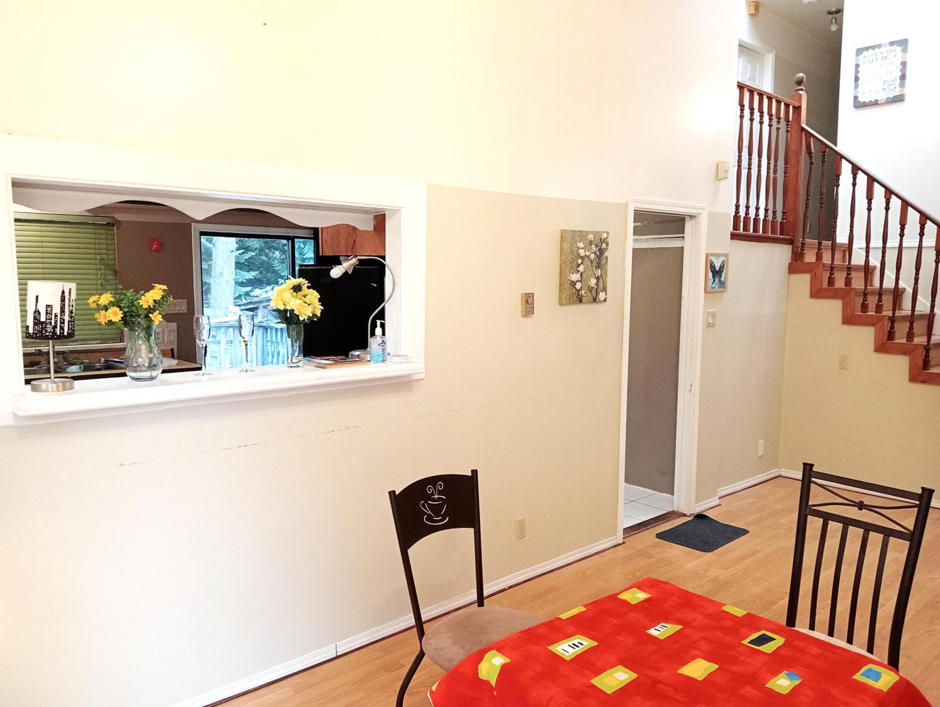 F4 Holiday Season Deal - Private Room Near Shopping, Restaurants, Transit