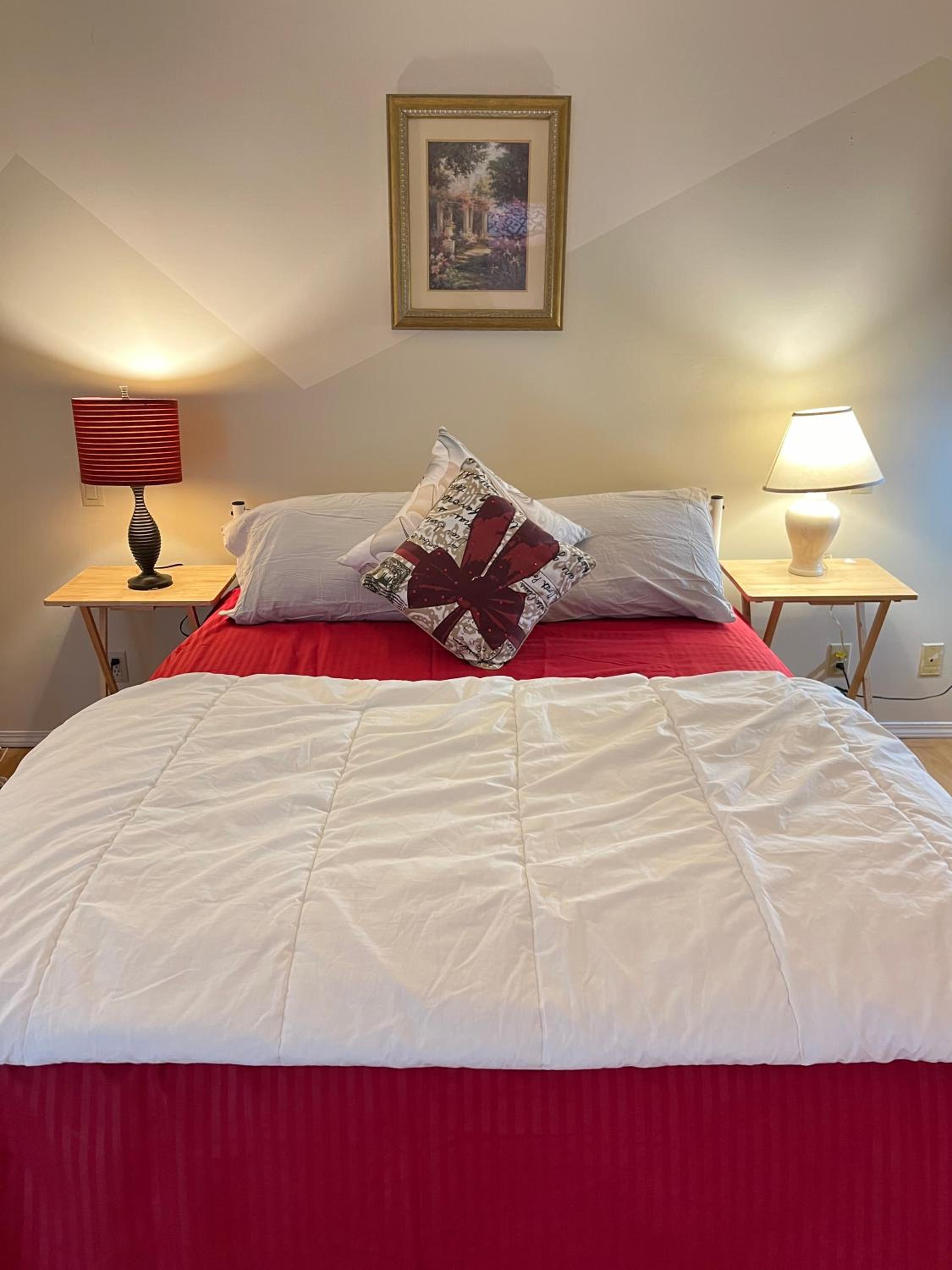 F4 Holiday Season Deal - Private Room Near Shopping, Restaurants, Transit