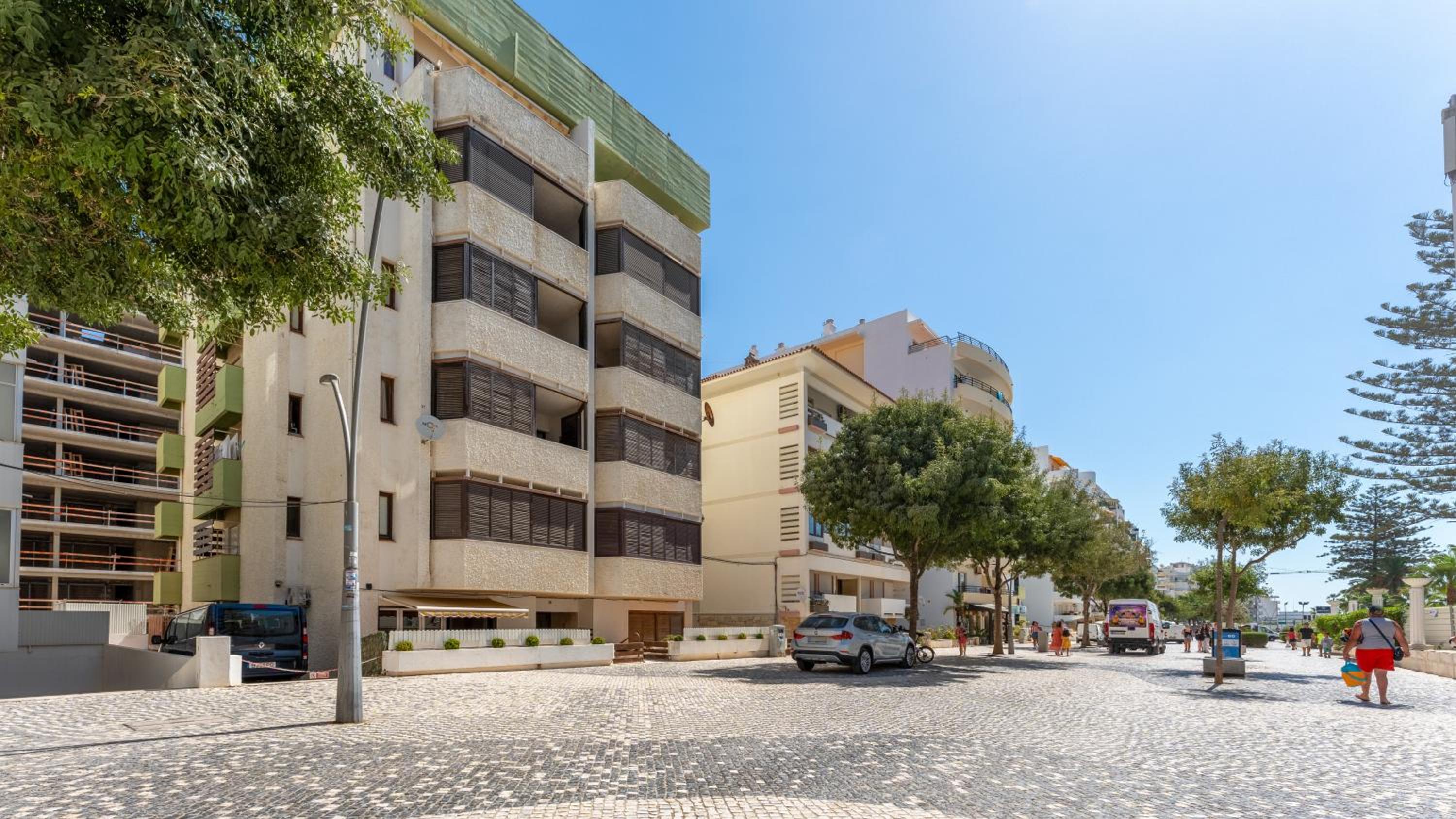 4 BDR Flat With Balcony in Armação by LovelyStay view 2