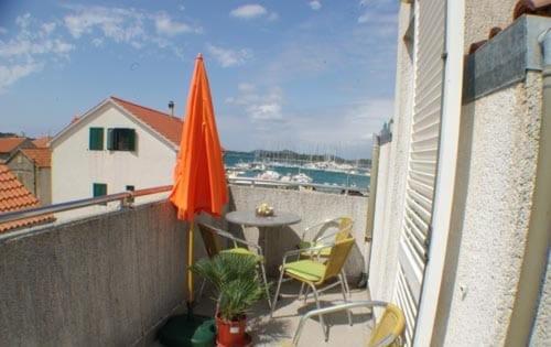 House in center view 3