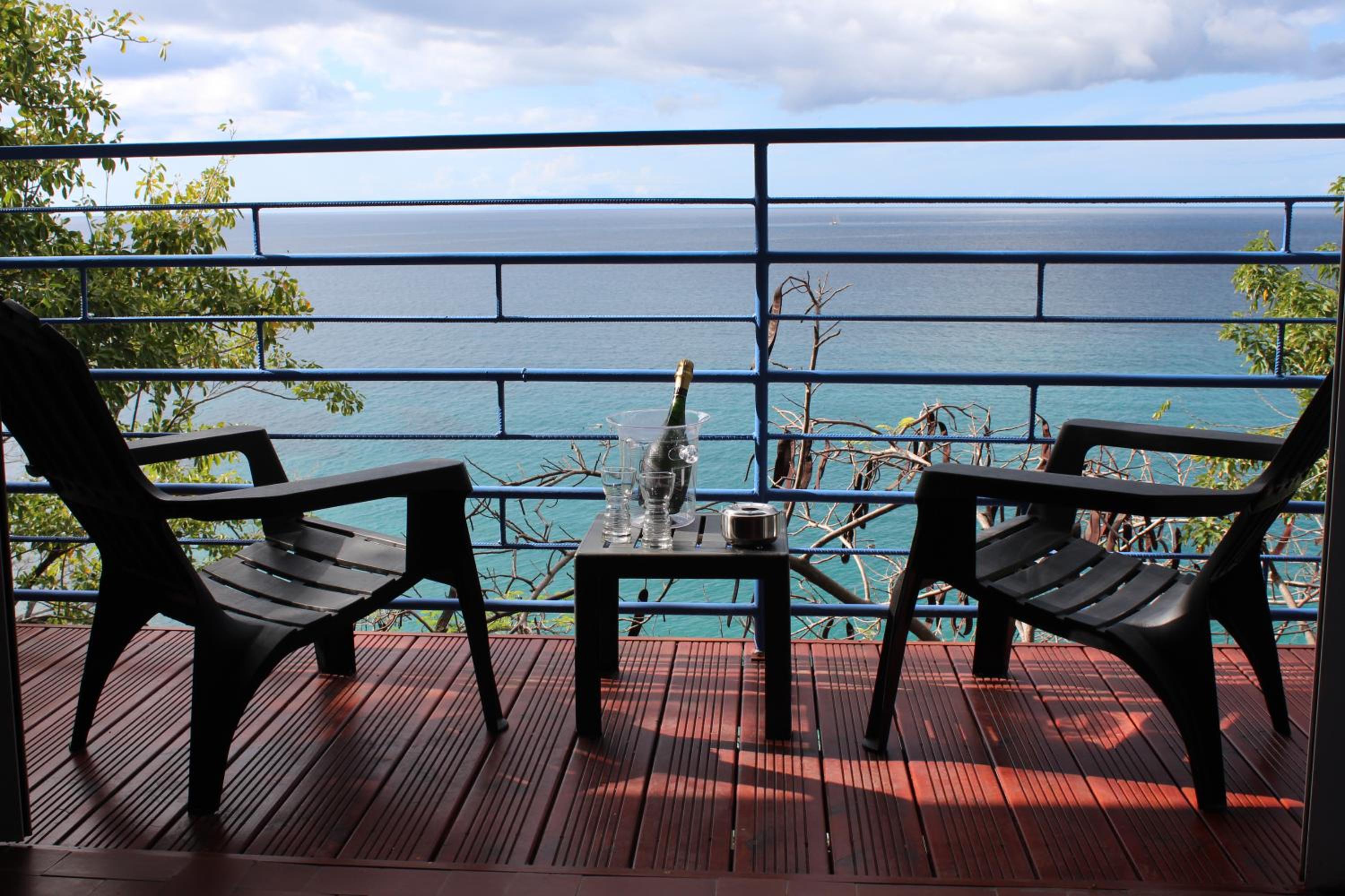 Grande villa surplombant la plage avec piscine view 5