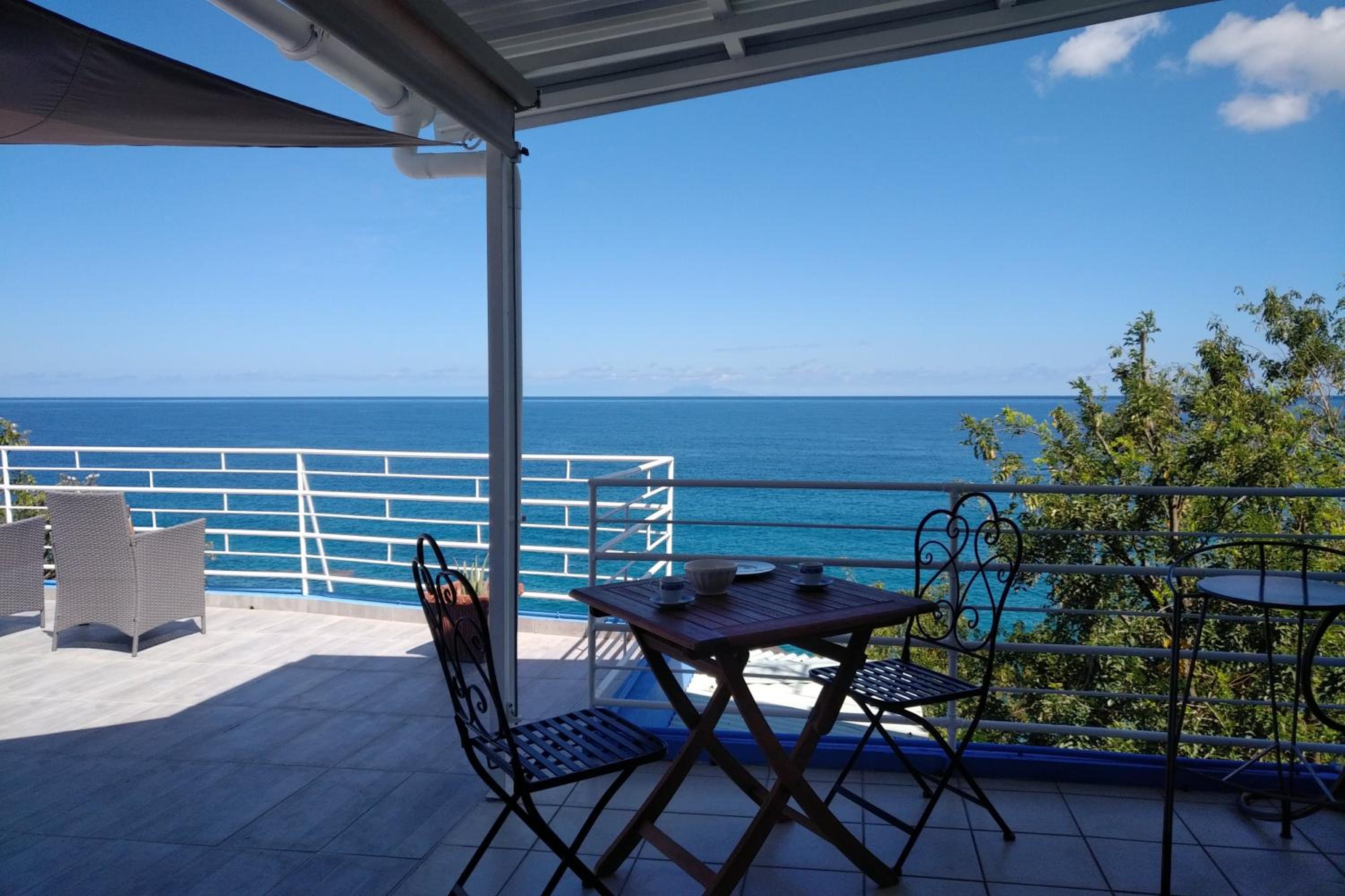 Grande villa surplombant la plage avec piscine view 3