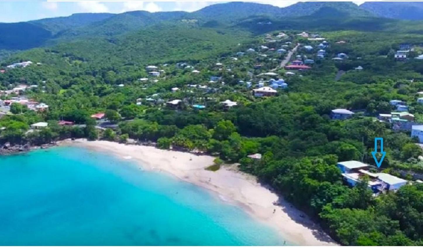 Grande villa surplombant la plage avec piscine view 2
