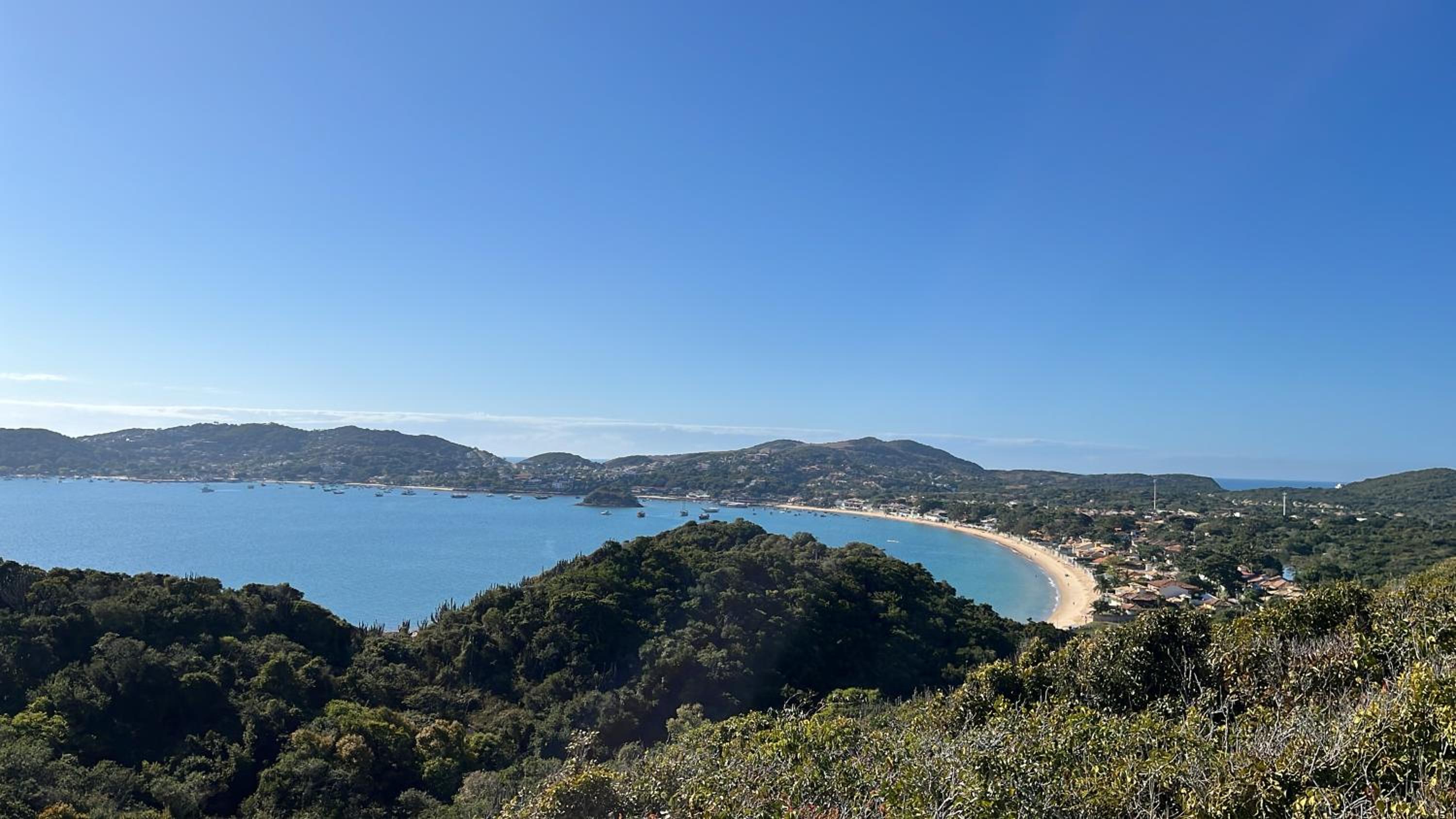 Búzios Praia da Ferradura Linda casa dentro de Condomínio com toda infraestrutura - água e luz inclusos na tarifa