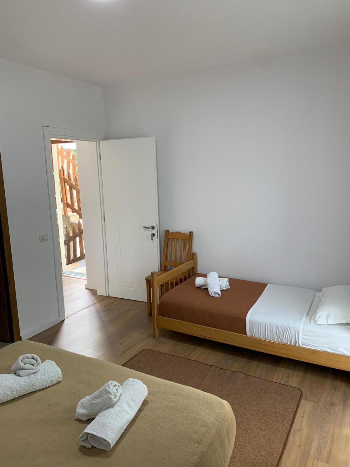 Hotel Vellezrit Guri