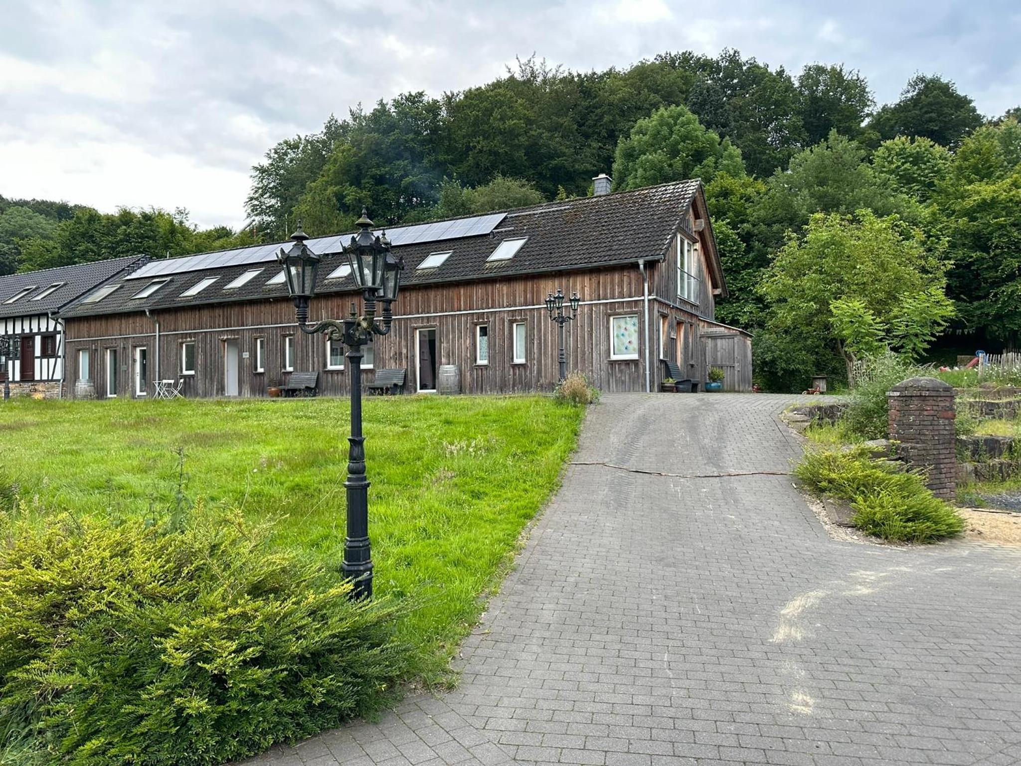 Ruhige Apartments mit guter Bahnanbindung und Küchennutzung