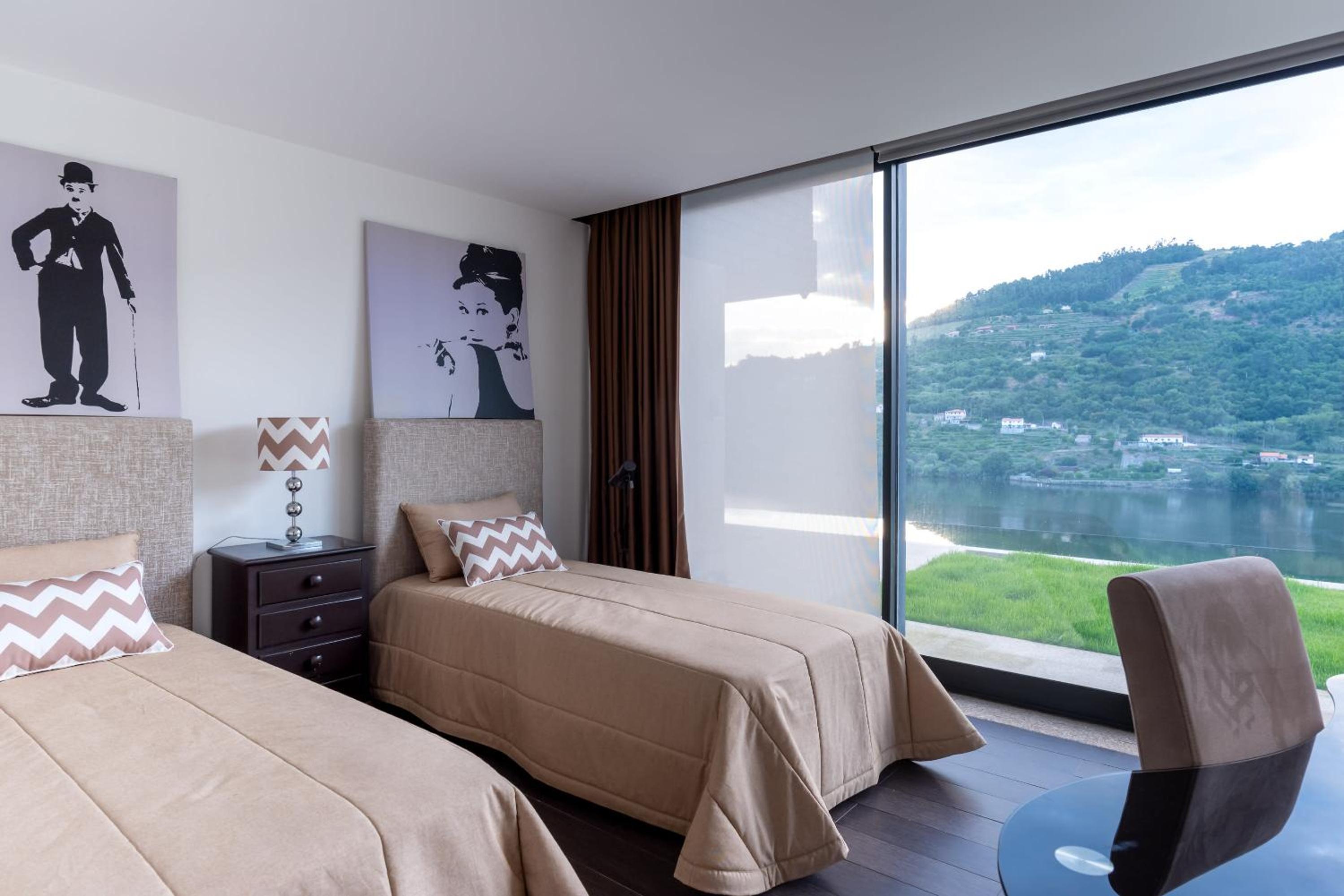 Luxurious 3-br Villa With Infinity Pool in Resende