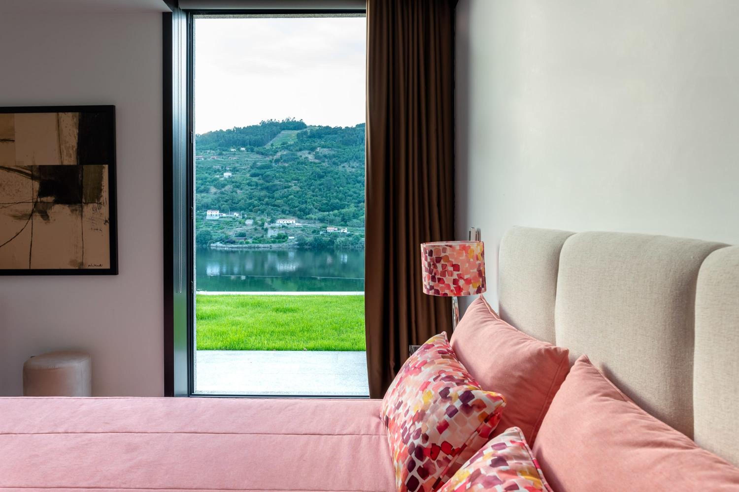 Luxurious 3-br Villa With Infinity Pool in Resende